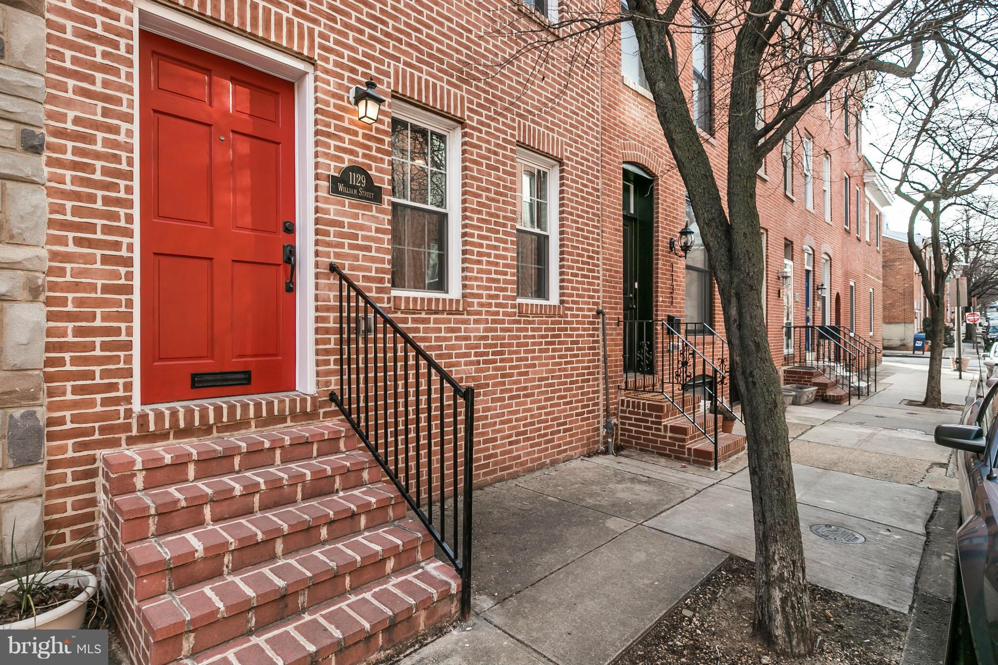 Huge price reduction- Seller says sell!!  Wonderfully wide, open versatile space. This young rehab sports wd flrs thruout, 3 big bdrms all w private bas & huge walk-in closets. Plentiful, rich kit cabinetry complimented by ample granite counter tops, SS, 5 burner gas stove & brkfst bar adjacent to TV/play/eating area. Zoned HVAC, tankless H2O heater, roof deck w downtown skyline view. Parking pad.