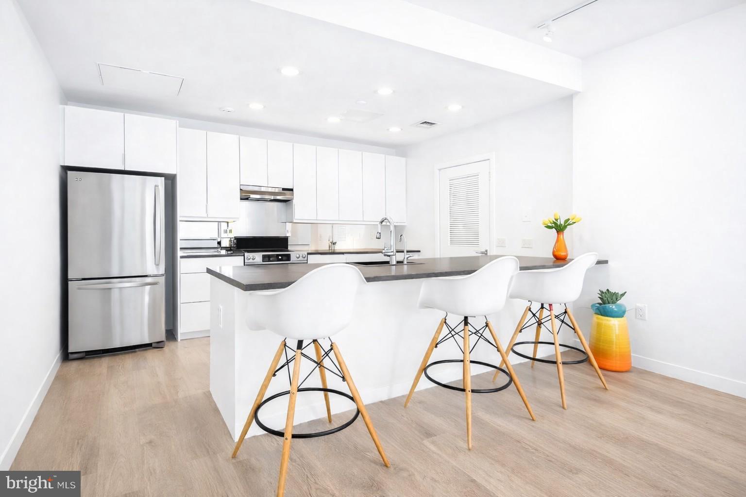 LOGAN SQUARE - Residential