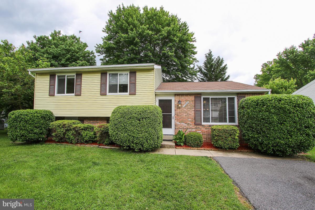 BEAUTIFUL brick front on cul-de-sac in desirable Quince Orchard Manor! This home is move-in ready featuring 3BR and 2BA. ML has HW floors, updated kitchen w/ ss appliances, and formal DR. Large MBR with full BA and plenty of closet space. LL features large rec space and tons of additional storage. Huge deck on the back with large yard perfect for entertaining. Minutes to Kentlands, I270, and more!
