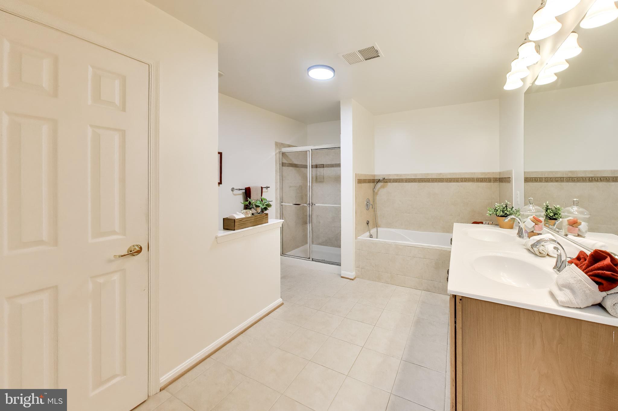 RIVER OAKS-LENNAR CONDOM - Residential
