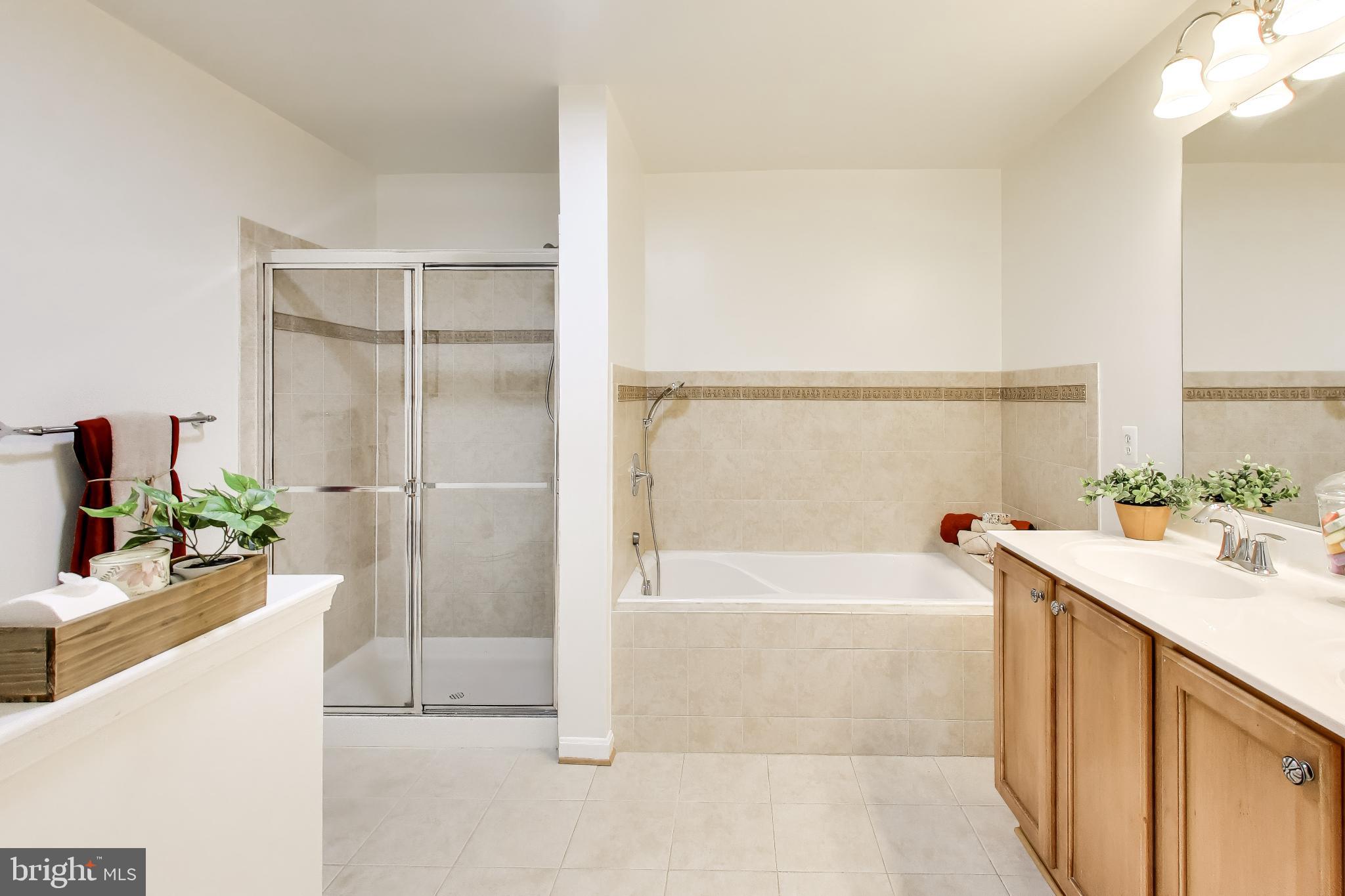 RIVER OAKS-LENNAR CONDOM - Residential