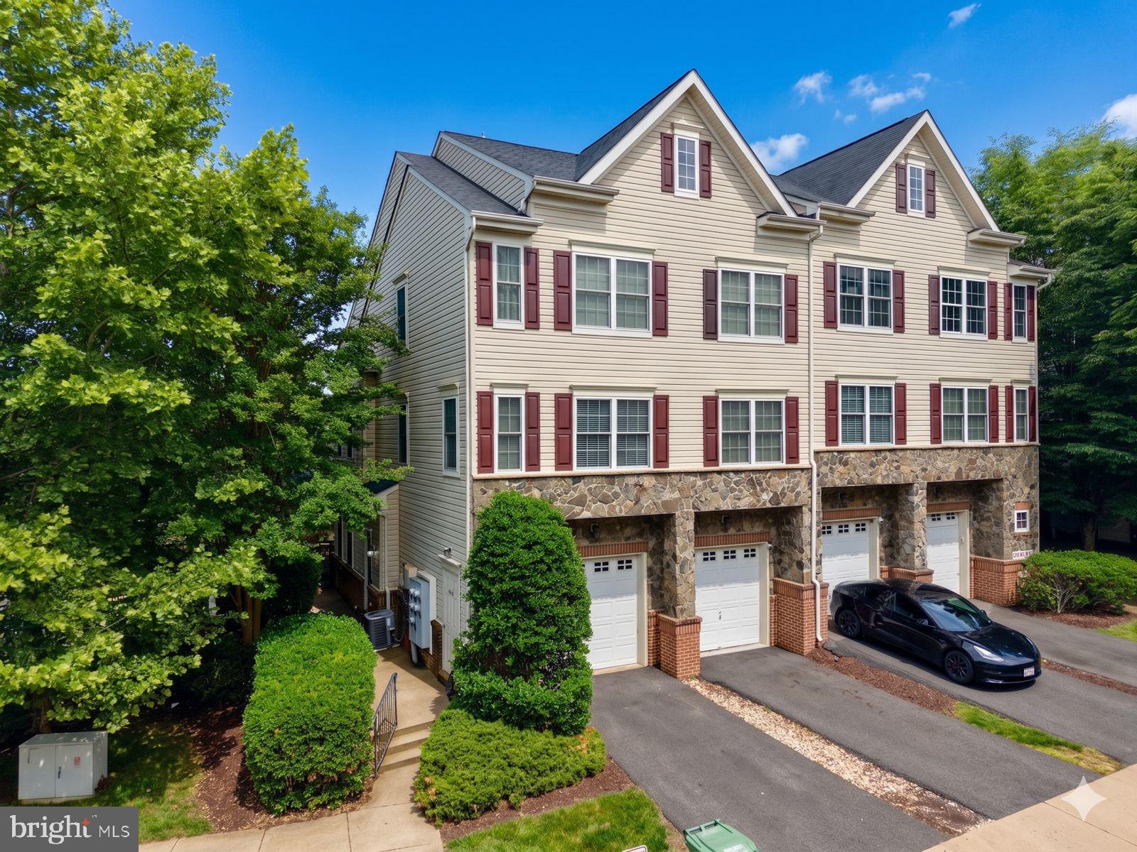 RIVER OAKS-LENNAR CONDOM - Residential