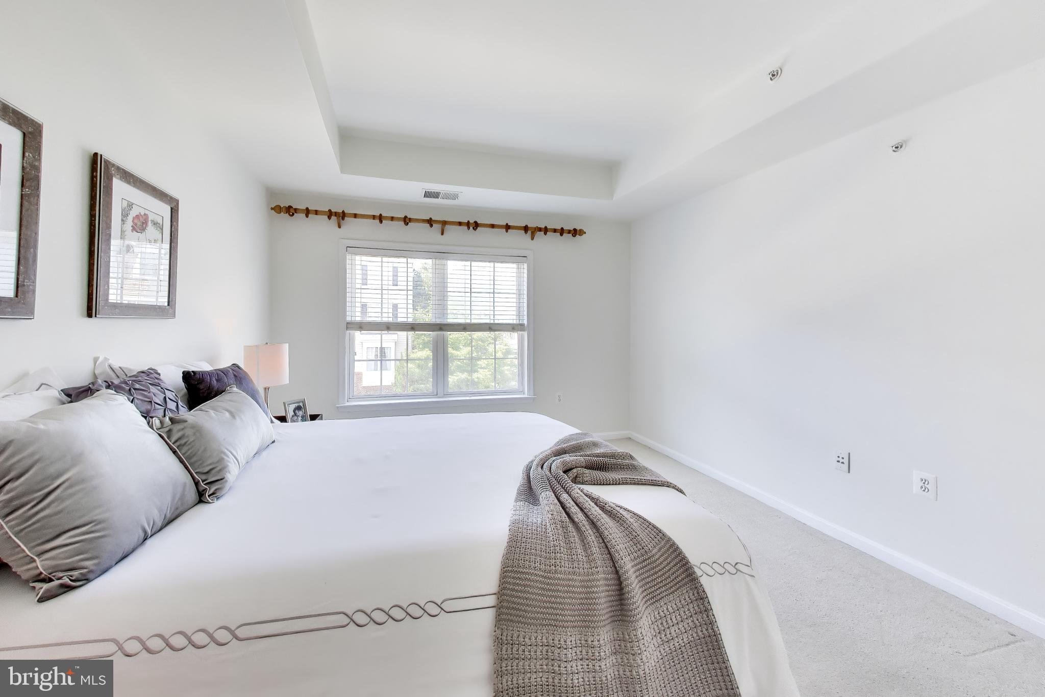 RIVER OAKS-LENNAR CONDOM - Residential