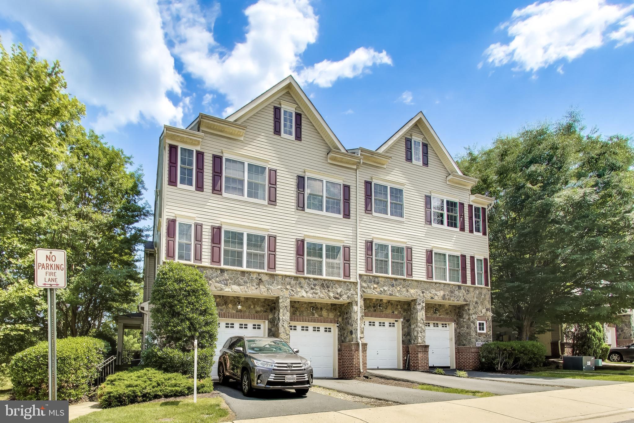 RIVER OAKS-LENNAR CONDOM - Residential