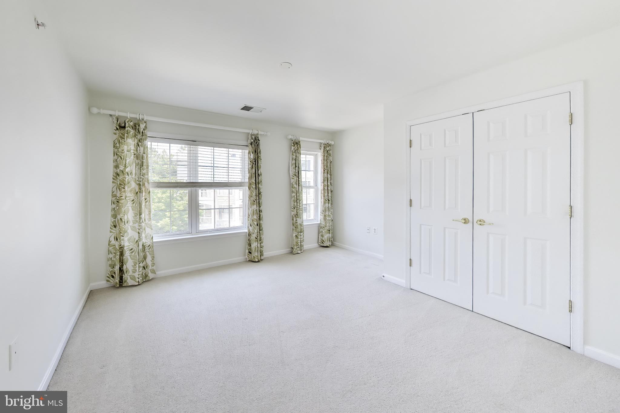 RIVER OAKS-LENNAR CONDOM - Residential
