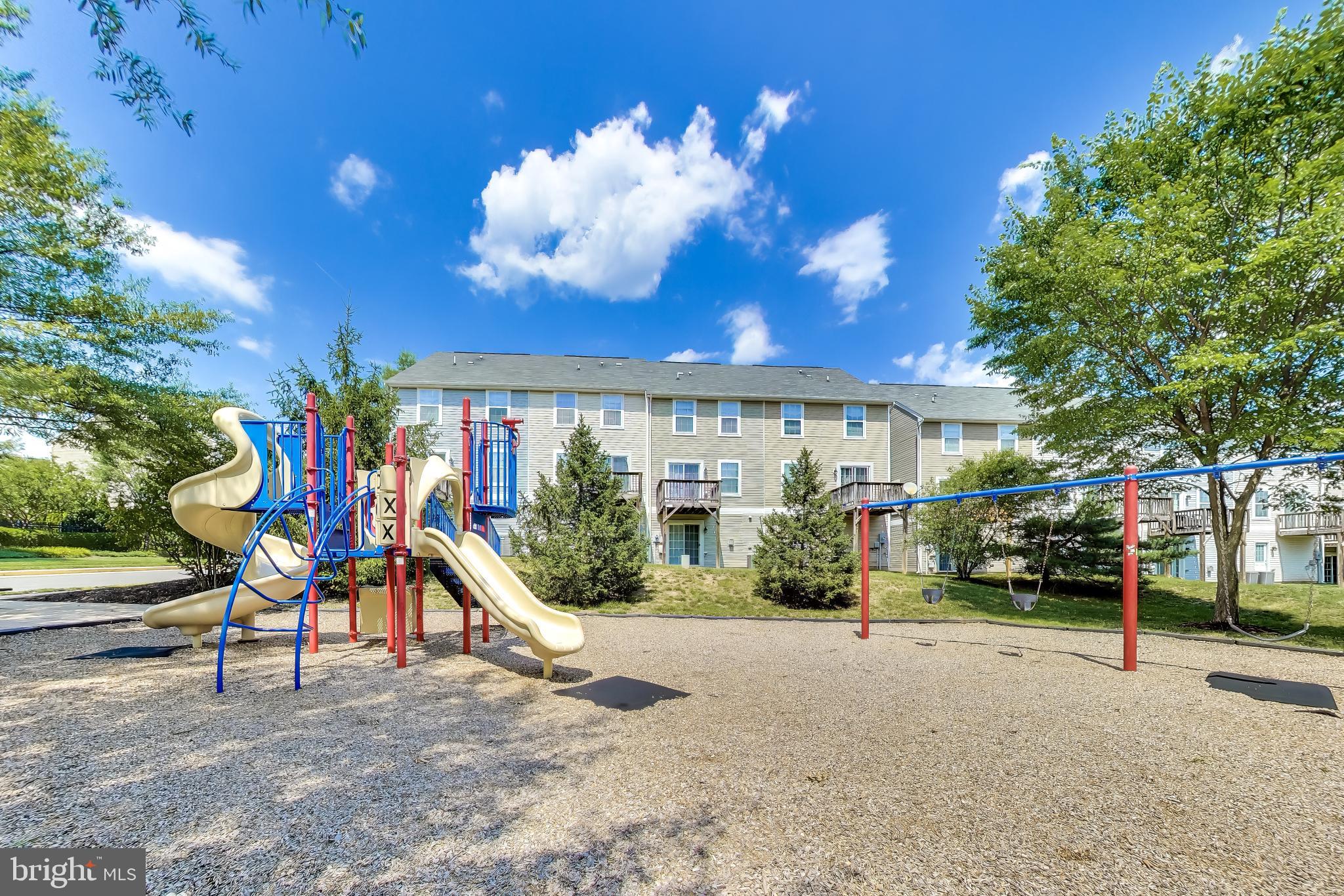 RIVER OAKS-LENNAR CONDOM - Residential