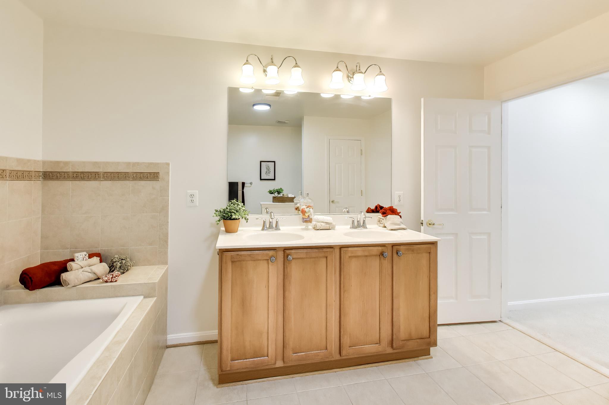 RIVER OAKS-LENNAR CONDOM - Residential