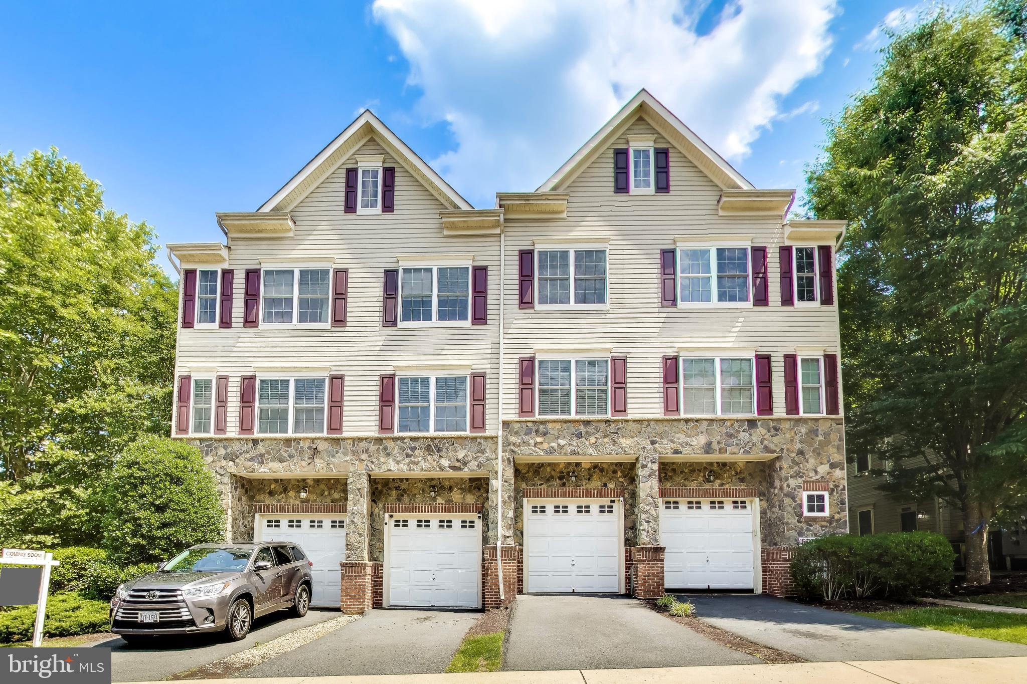 RIVER OAKS-LENNAR CONDOM - Residential