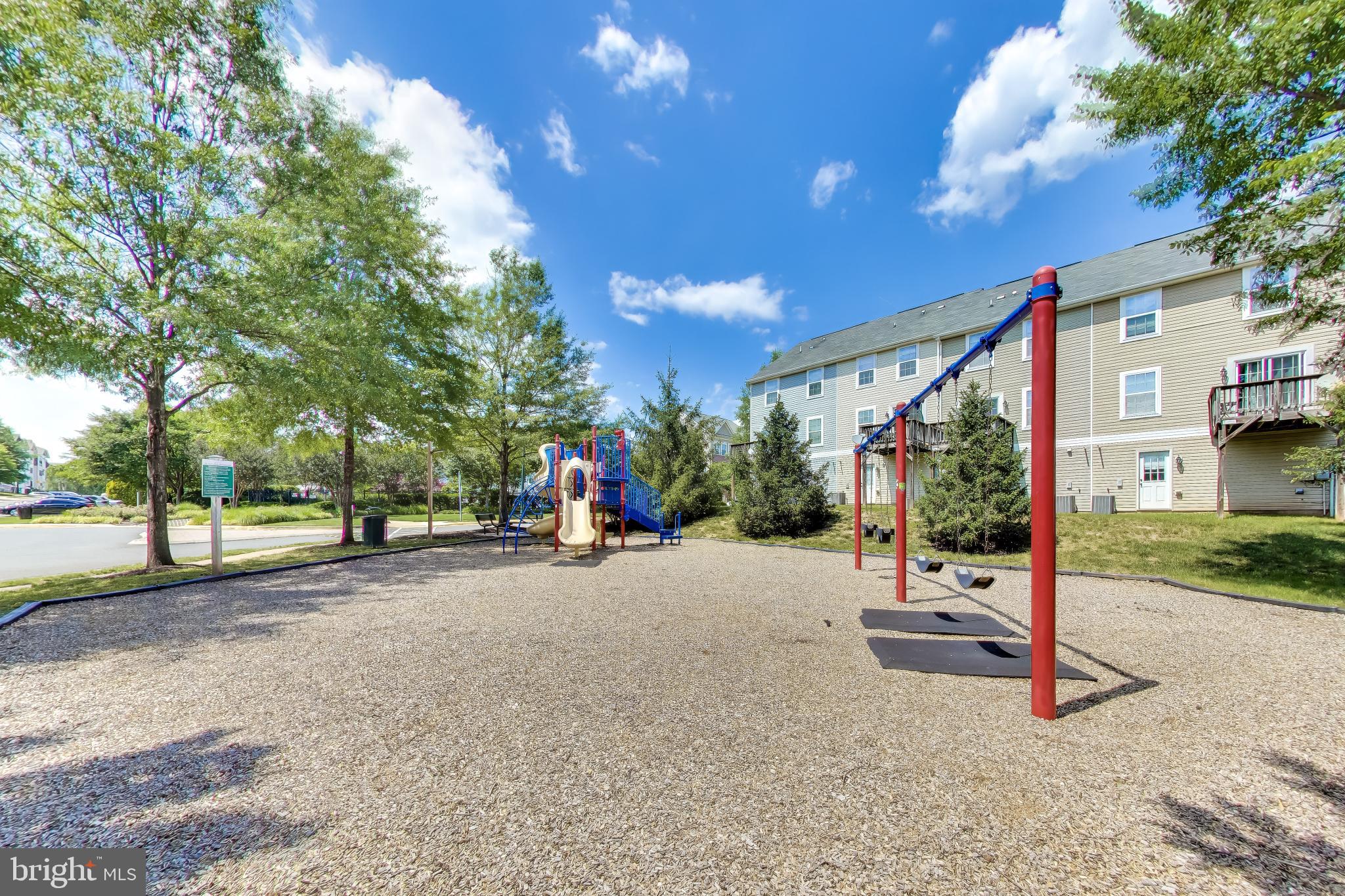 RIVER OAKS-LENNAR CONDOM - Residential