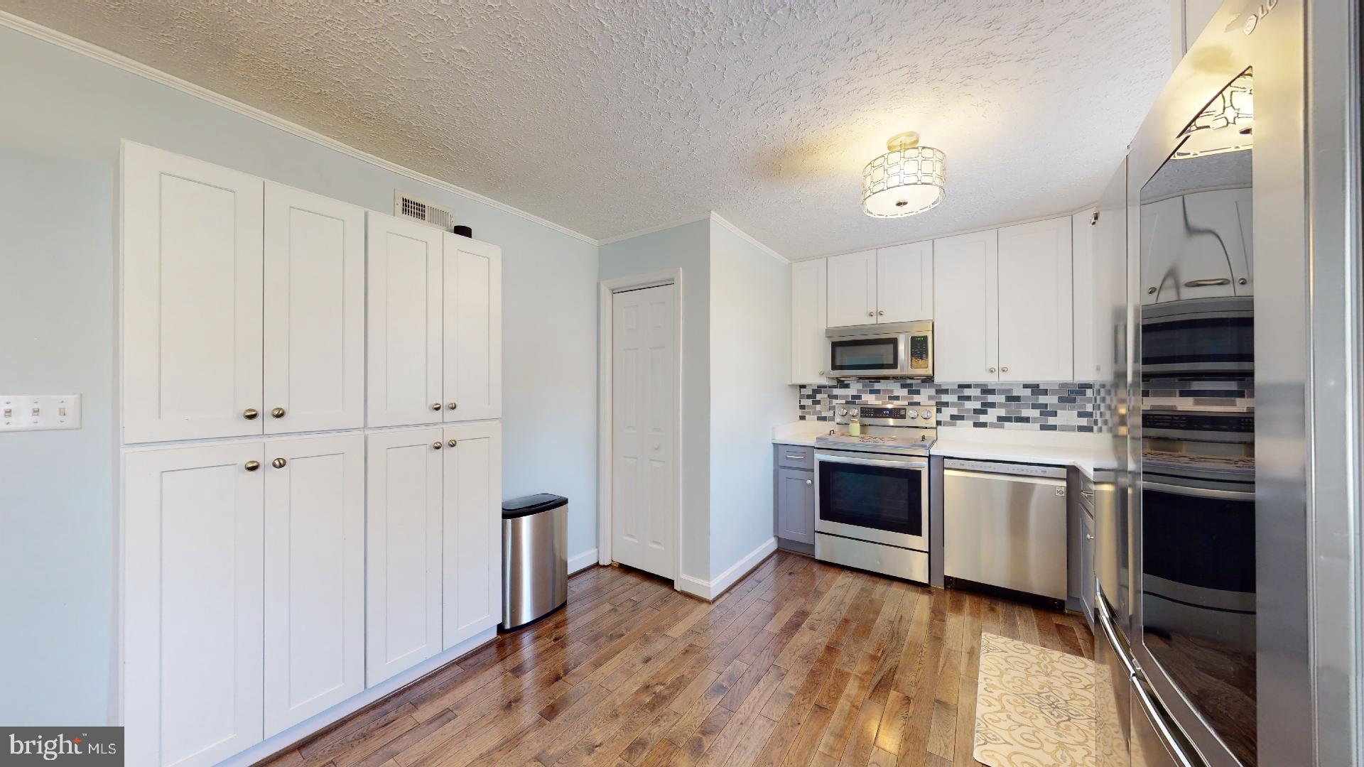 HOLLYWOOD SHORES - Residential