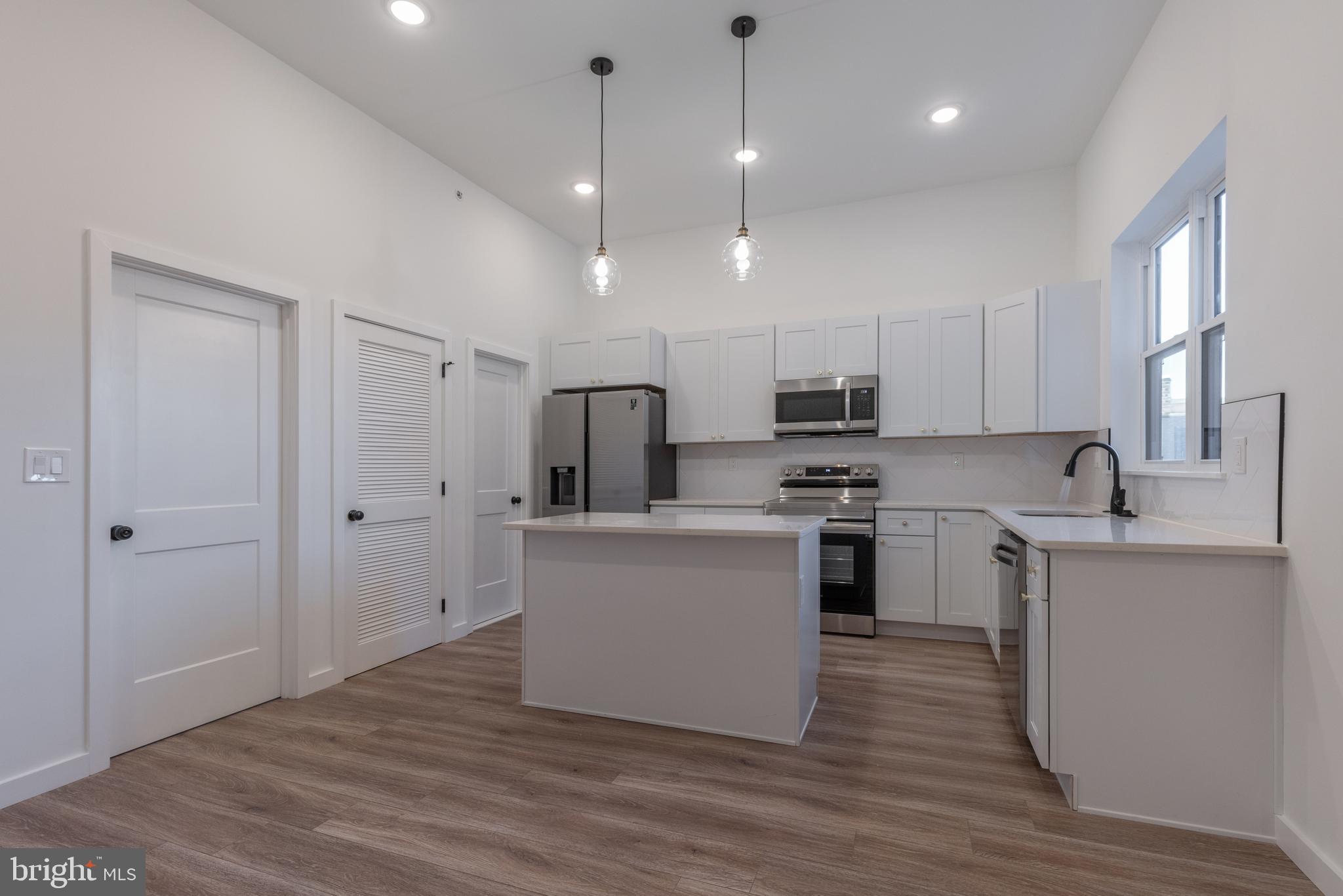 UNIVERSITY CITY - Commercial Sale