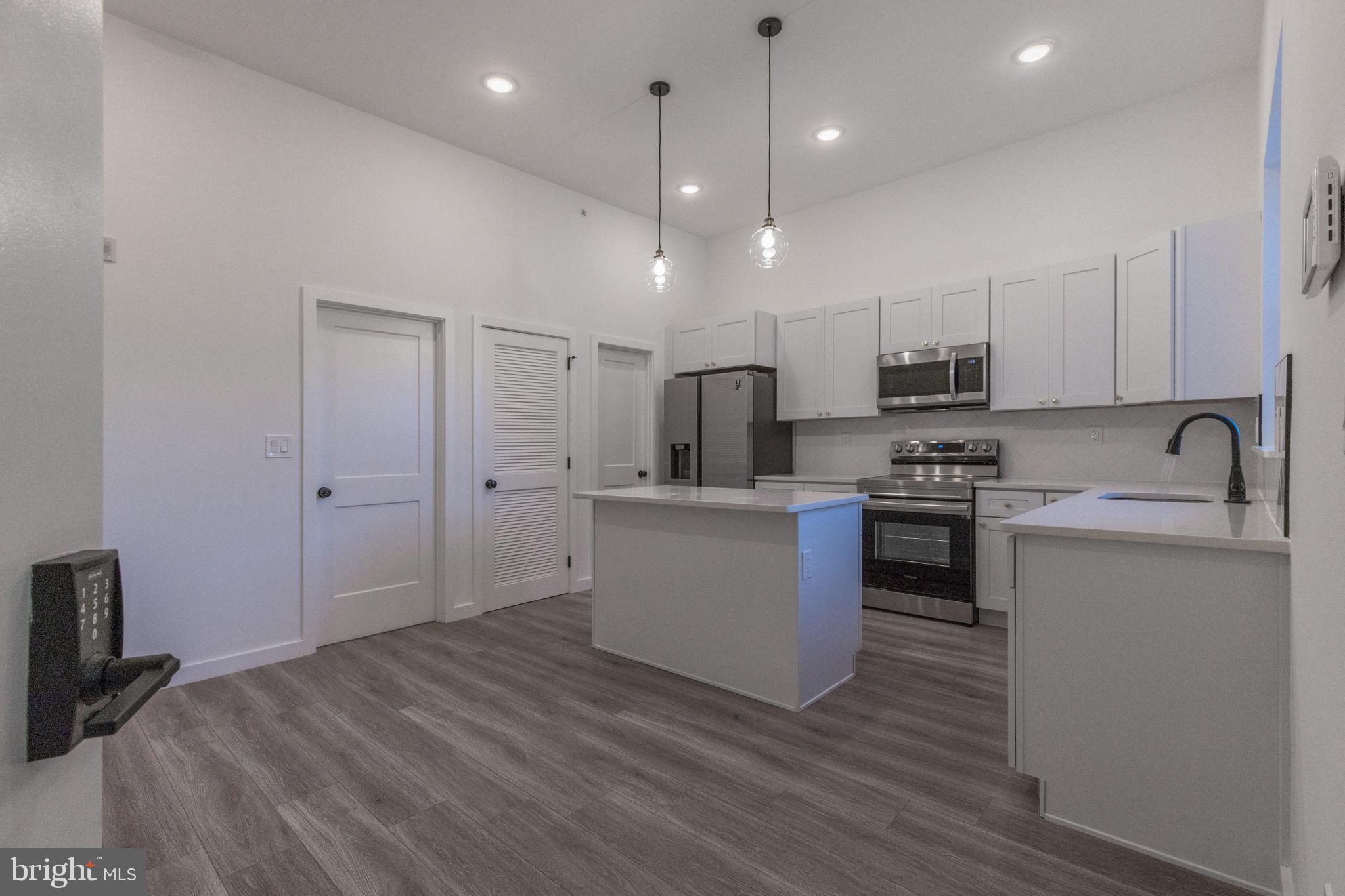 UNIVERSITY CITY - Commercial Sale