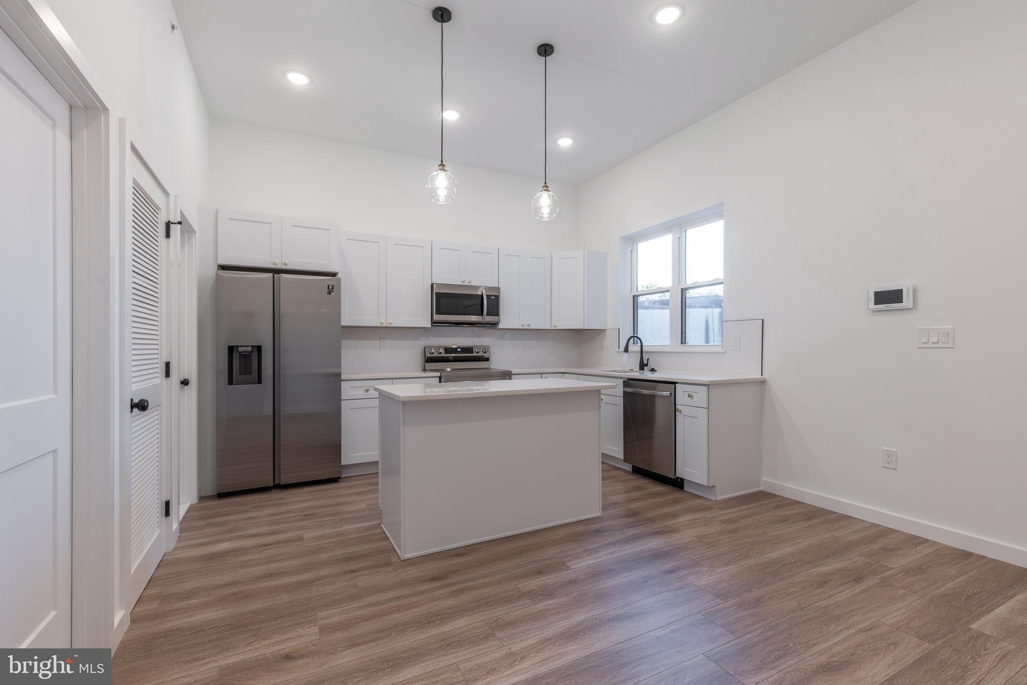 UNIVERSITY CITY - Commercial Sale