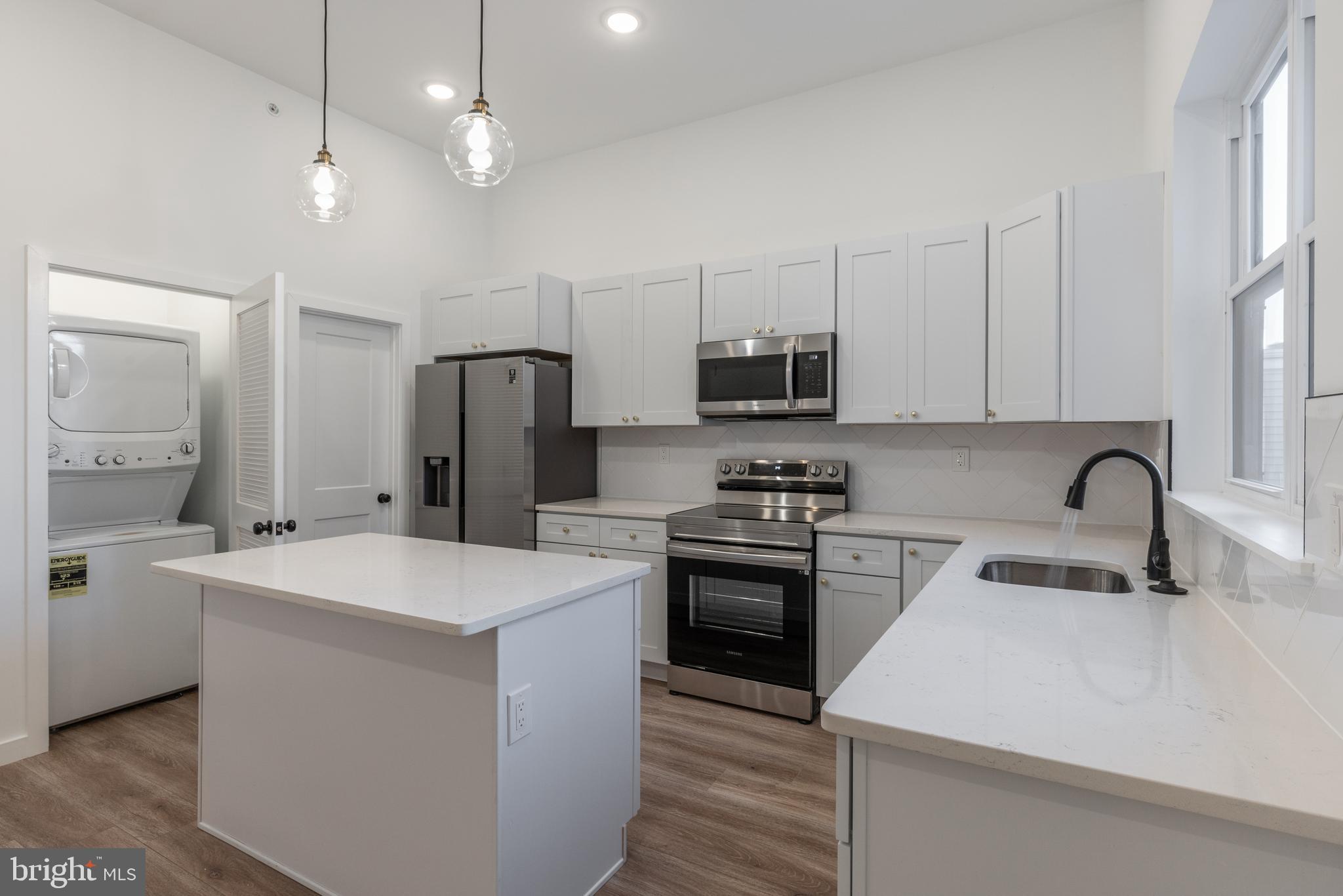 UNIVERSITY CITY - Commercial Sale