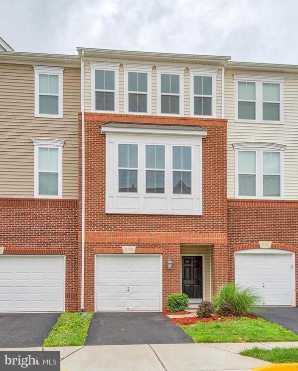 OPEN HOUSE: WEDNESDAY, 30th APRIL FROM 6PM TO 7PM


Quality Van Metre home. Owner occupied and well taken care. New Washer & Dishwasher (2024) and a Tesla home charger. Entry level guest bed room with full bath. Will have new carpets ready for new tenants. Walk to the community gym, tennis and tot lots. 
Ashburn metro station is just 1.9 mile away.
Available from 25th of May.