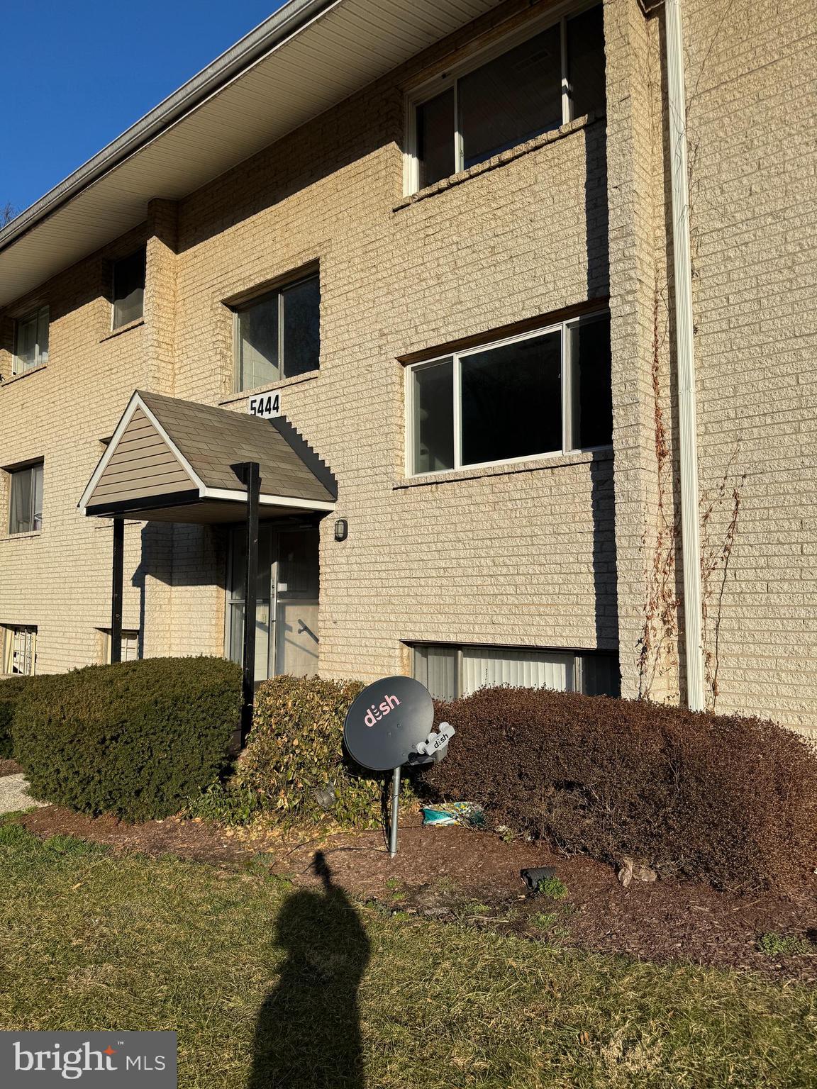 Honey stop the car..   adorable RARE condo...  handsome 3 Br  2.5 bath.. tons of space and sunlight.  this adorable condo boast an Open concept,  Let's  start w/ the Gleeming hardwood floors, Gourmet kitchen, featuring an island, stainless-steel appliances, granite counter-tops, and, lots of cabinets, and counter-space..  large Living and Dining areas, with a formal dining room, and a HUGE floor-to-ceiling  balcony window, that Opens to a big privately appointed balcony that over-looks serene greenery.   the 3 bedrooms are all very spacious and open  with lots  of closet space.  Custom paint, upgraded bathrooms,  and appliances.. and fixtures.. this is a amazing opportunity to own a lovely condo, thats steps from the Metro, Amtrak and restaurants..  hurry this one will not last!