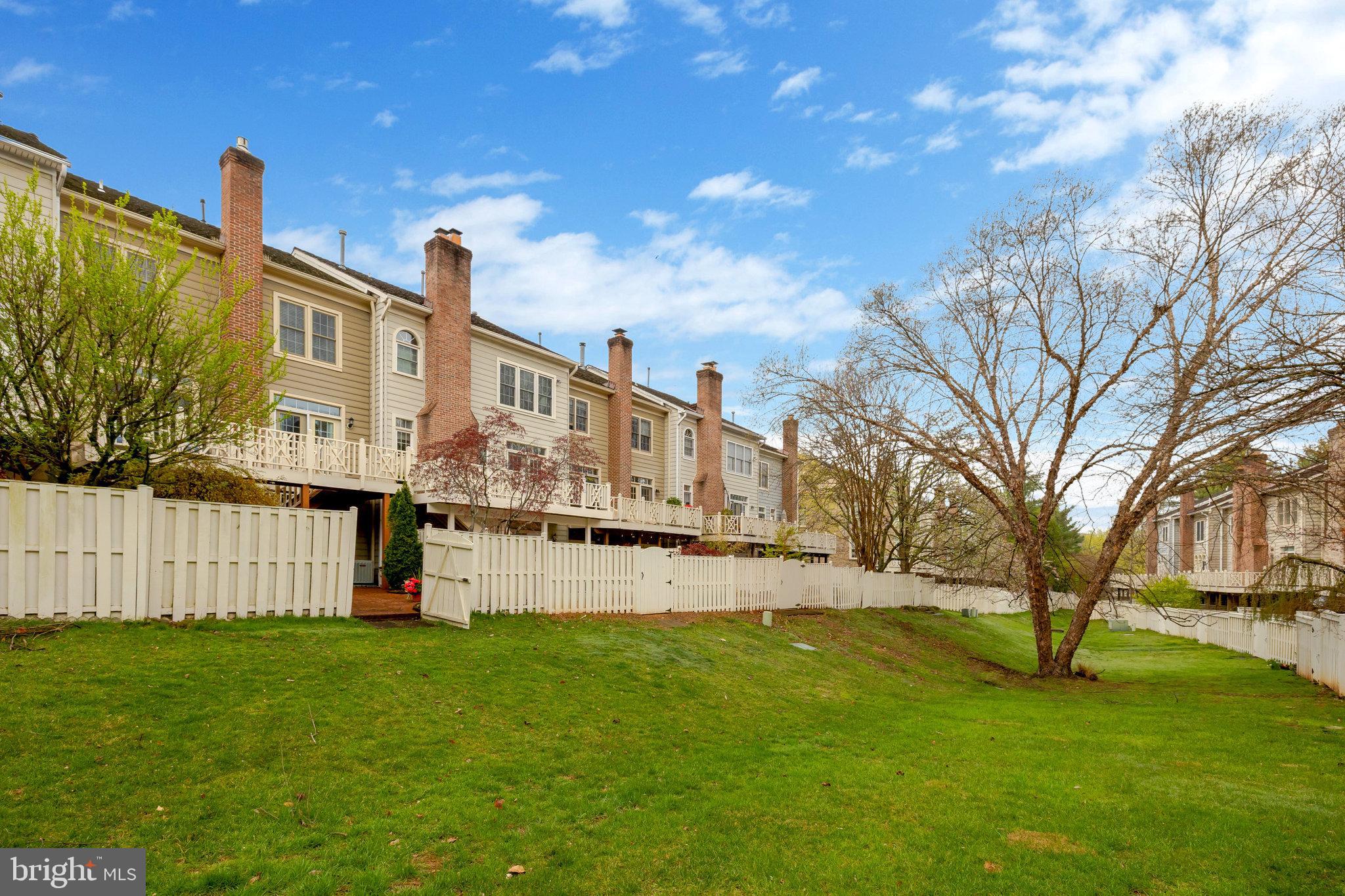 ENGLISH OAKS - Residential