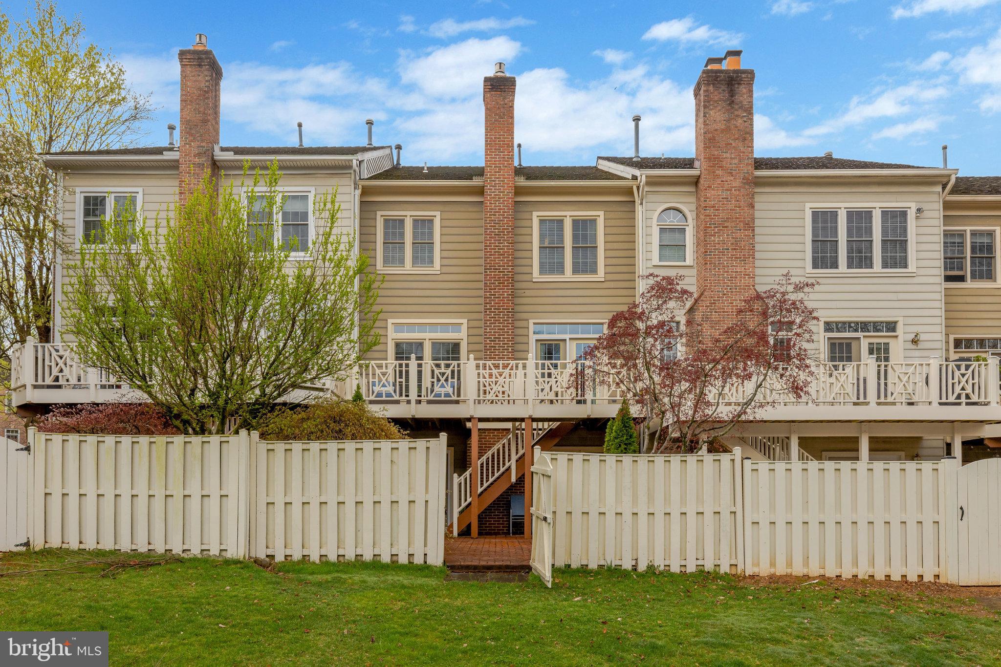 ENGLISH OAKS - Residential