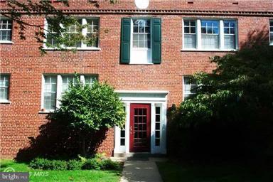 Beautiful studio . Convenience of CLOSE IN Colonial Village . Walk to COUTHOUSE OR ROSLYNN METRO STATIONS!. Move in! Close in and Convenient! Tenant pays electric.   Available April 15.