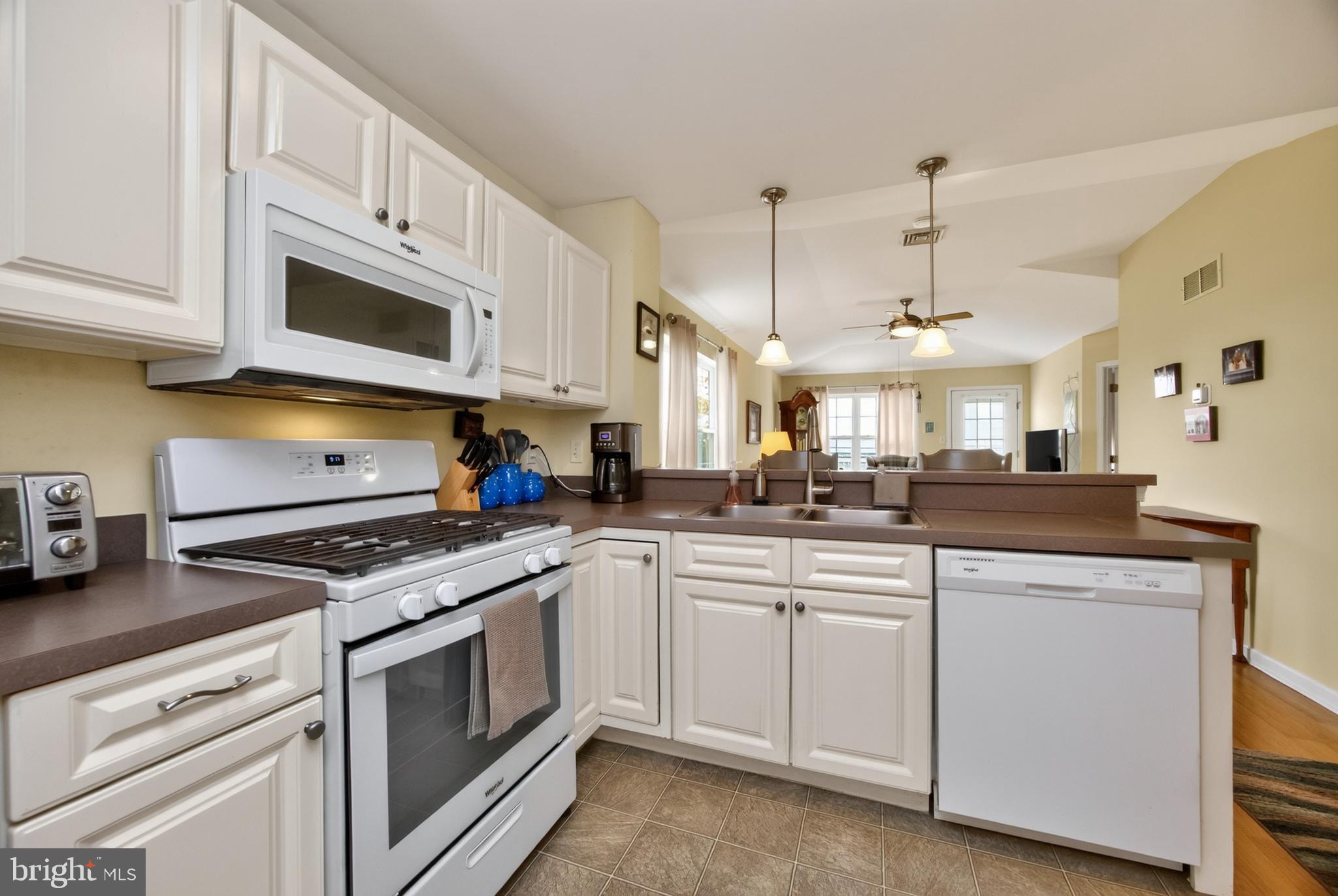 COUNTRY MEADOWS - Residential