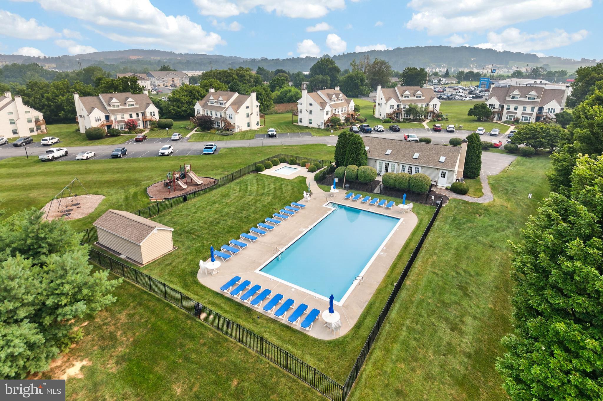 COUNTRY MEADOWS - Residential