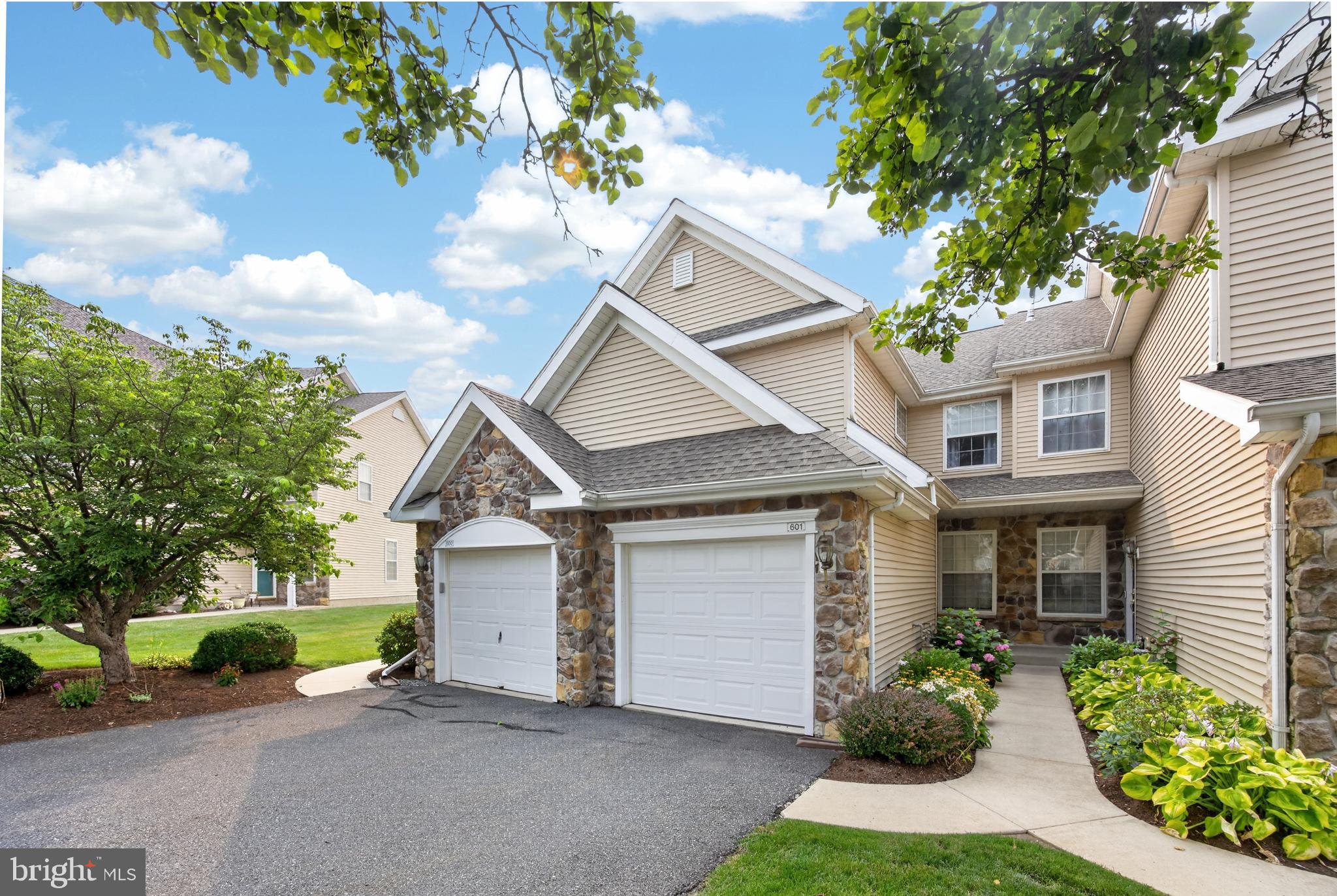 COUNTRY MEADOWS - Residential