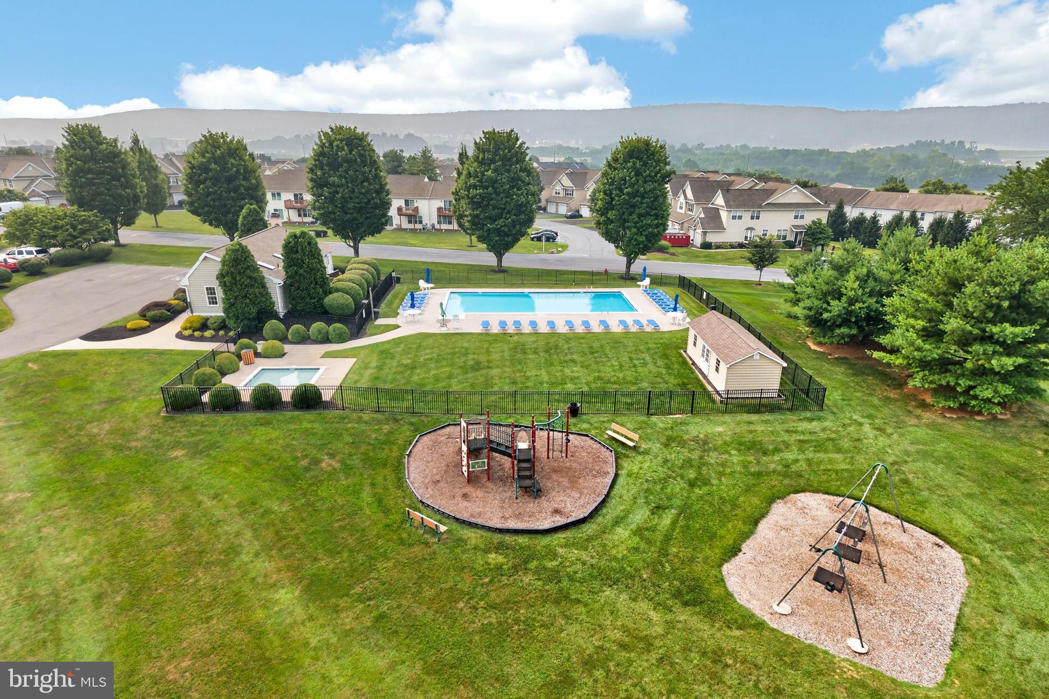 COUNTRY MEADOWS - Residential