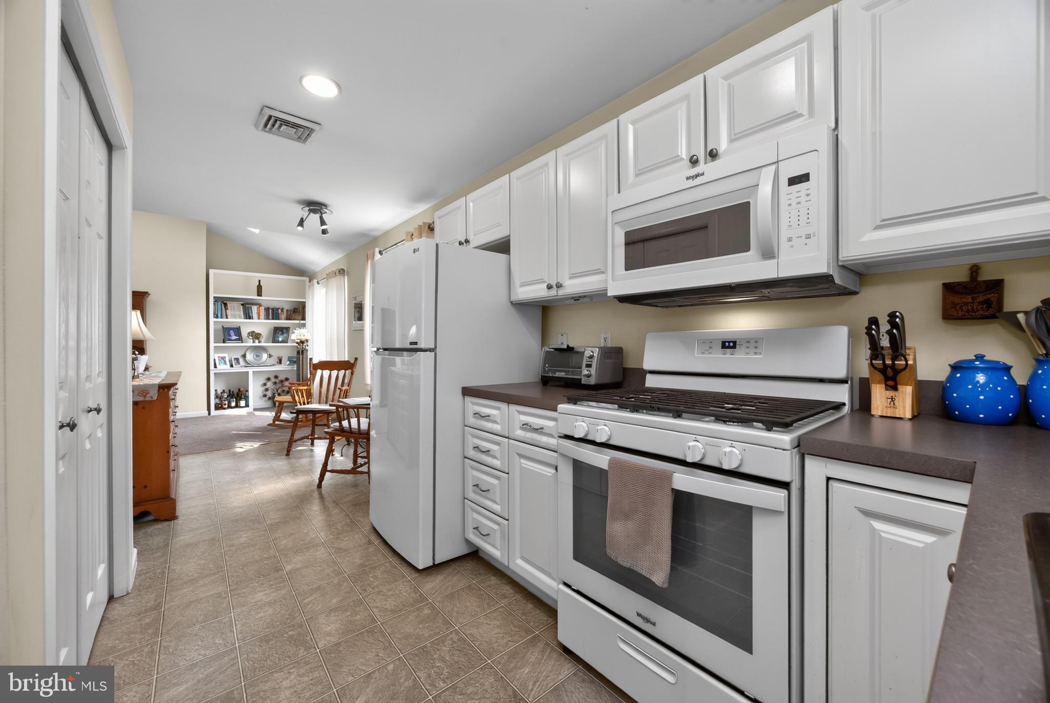 COUNTRY MEADOWS - Residential