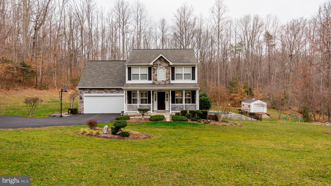 Simply Irresistible! Kit w/ SS appls, bkfst bar, sep DR.. overlooking fam rm. All 4 BRS are nice size. Mstr Ba w/soak tub, sep shwr, dble sinks. Rec rm w/ walkout to fenced in pool area. Inclsdeck overlooking in-ground heated pool, 10x12 pool shed, 20x12 shed, alcoa gutter guards, plantation shutters, extensive landscaping & more. No HOA! Bonus Rm abv gar used as 4th BR.This one won't last long!