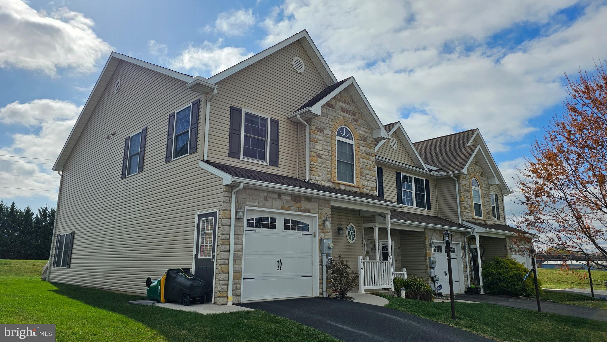 Beautiful, end unit townhome in Walnut Knolls Subdivision! This home features 3 bedrooms, 2.5 bathrooms, a spacious, open-concept layout with tons of living space.  The Master suite has an incredible master bathroom, a huge walk-in closet, and a beautiful tray ceiling. The home also features an attached garage.  This home is in great condition and ready for new owners!