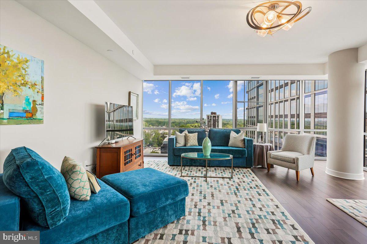 PIKE AND ROSE - Residential