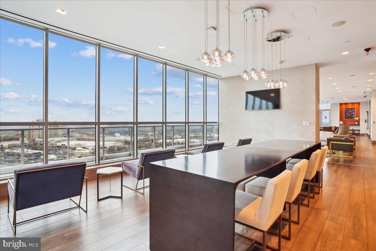 PIKE AND ROSE - Residential