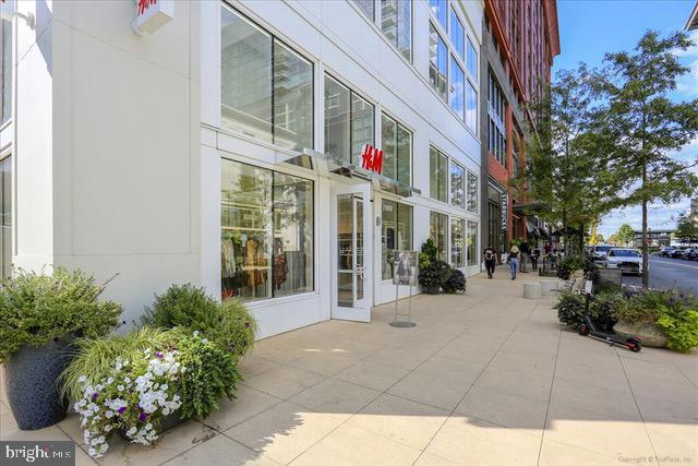 PIKE AND ROSE - Residential