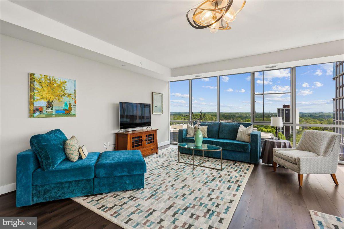 PIKE AND ROSE - Residential