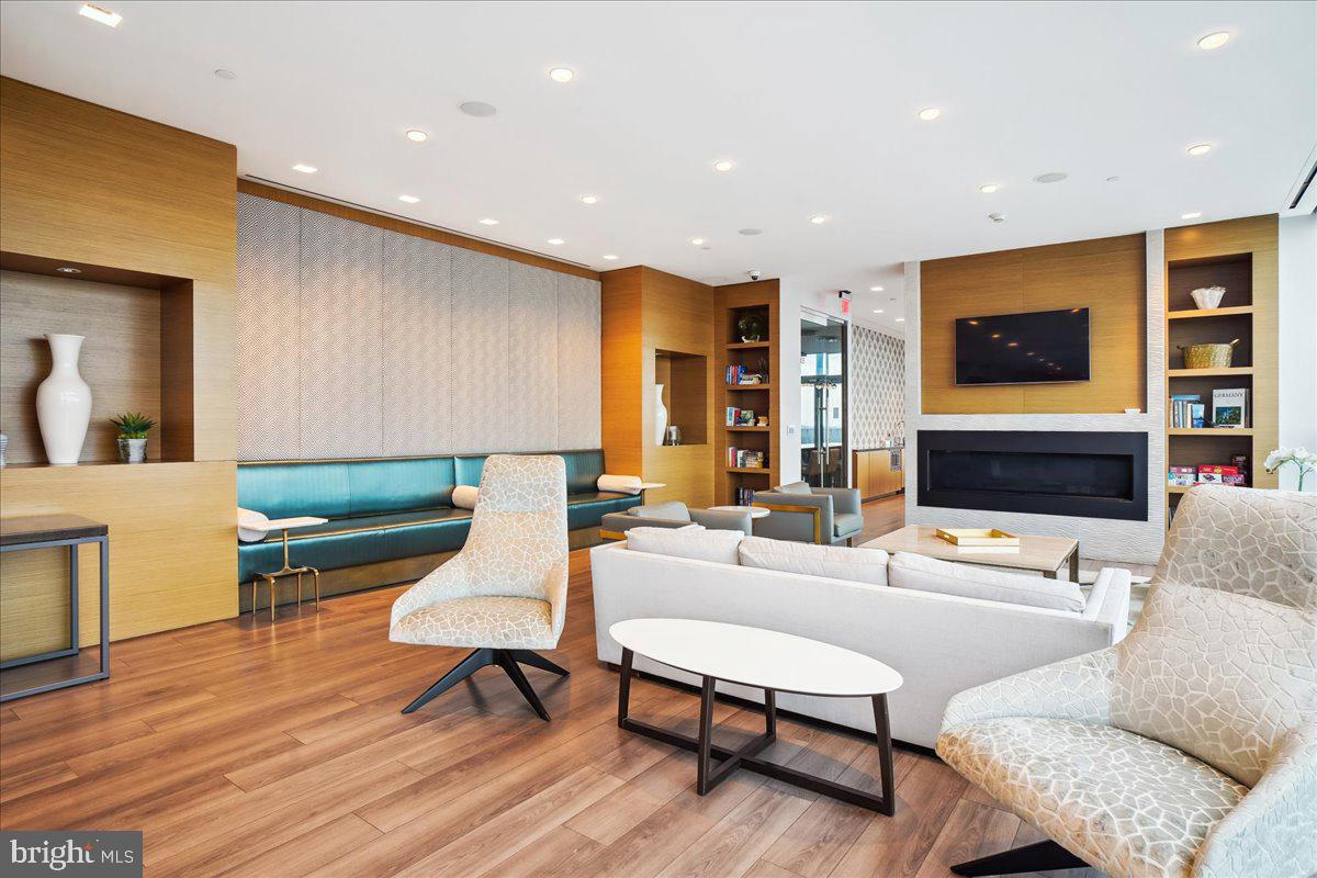 PIKE AND ROSE - Residential