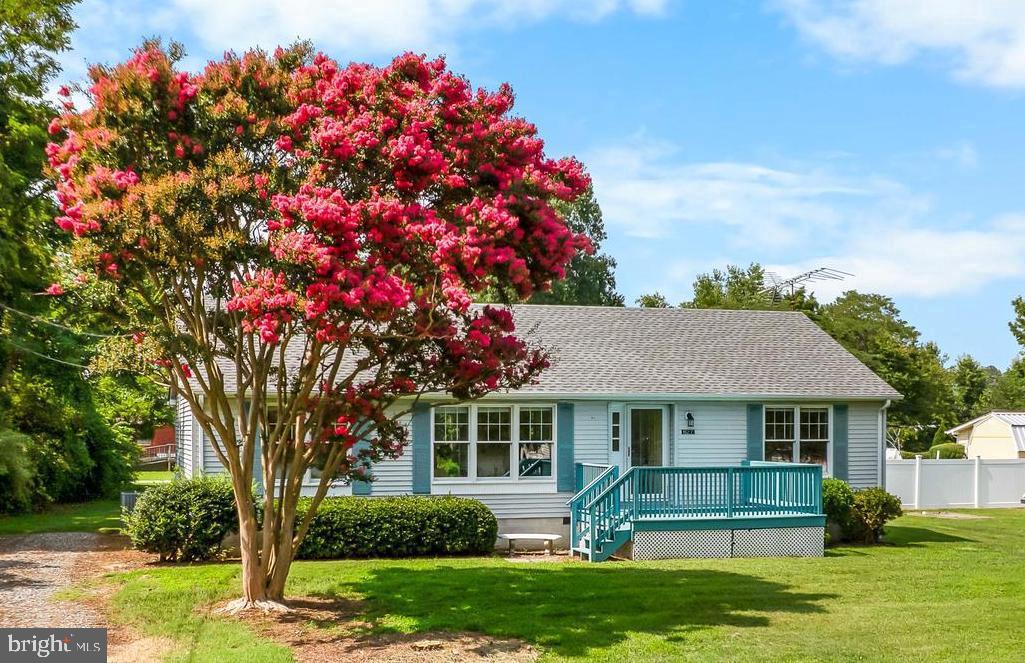BEAUTIFULL WELL MAINTAINED HOME READY FOR YOUR FAMILY! This home has very spacious rooms to spread out and enjoy this quiet, tranquil, golf cart community.  Water views from the front deck, living room, primary suite and bedroom 3. The chef of the family will appreciate the retro eat-in kitchen with breakfast bar. Four lots, 20,000 square feet, are included in the property. Plenty of room on which to expand if you wish. The roof is less than 3 years old and the home has been freshly painted. Located on Gardners Creek and a short distance to the Potomac River for the water and fishing enthusiasts in the family. The community provides 2 community docks, boat launch and picnic pavilion. The Association Fee is only $100.00 per year. Sewer hook-up is available. Close to the Town of Montross, Wineries, Breweries, Marinas and Restaurants. Come on over! Listen to the birds sing and the fish jump. You don't want to miss out on this one.