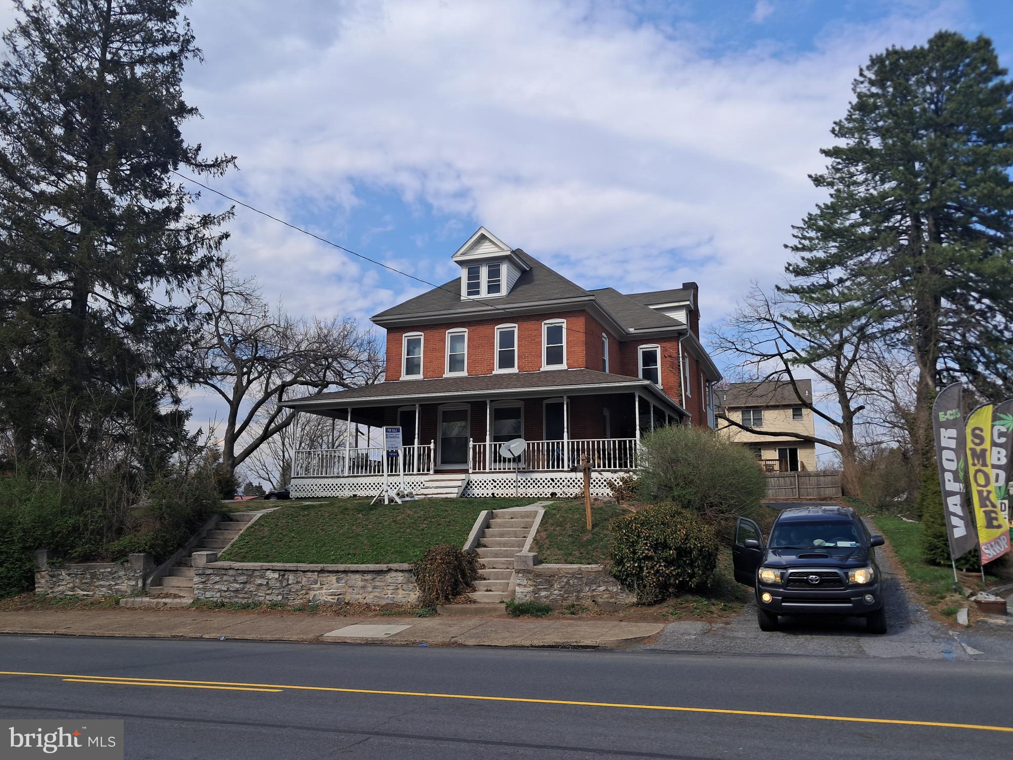 Well maintained 4 unit multi-family.  Recent updates in all units, new porch roof and painting in 2019.  Close proximity to shopping and Elizabethtown College.  Long term Tenants in 3 units with the 4th slated to be filled in May.  Consists of 4 - 1 bed/1bath units.  Ample parking onsite for Tenants.  Current NOI at $31,000.