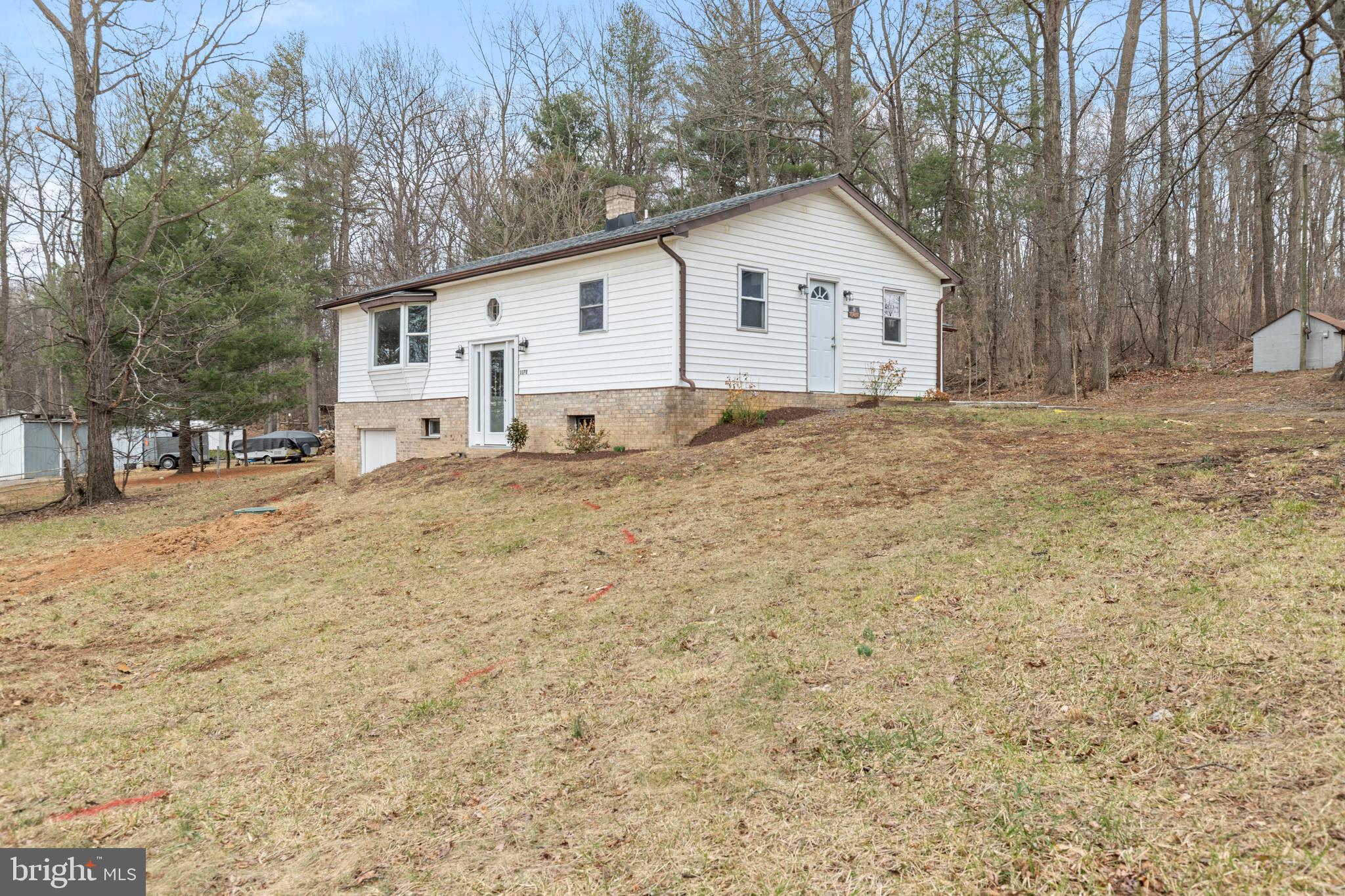 Beautiful 3 Bed 1 Bath Single Family Home, New Carpet, Luxury Vinyl Flooring, Upgraded Counter Tops,
Fresh Paint, Walk Out Basement, Many Upgrades. Must See!