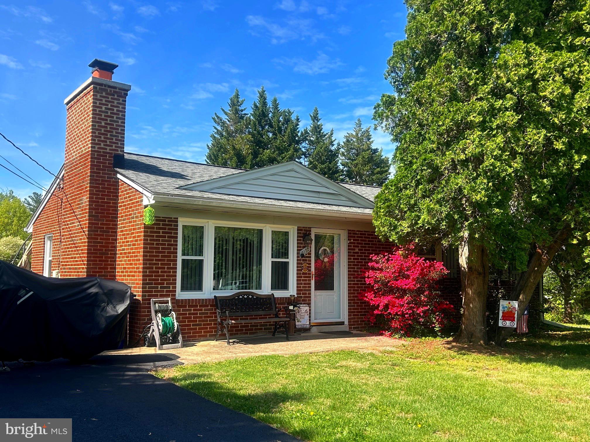 Beautifully maintained home in Clarksville on just shy of 1/2 acre.  Newer Roof, windows and HVAV ….  Most all the heavy lifting is done.  With hardwood floors,  updates bath,  beautiful back yard with covered deck, patio and your own 2 storybarn with electric, heat and AC and storage.  
Lots to love hear at a great price !!!