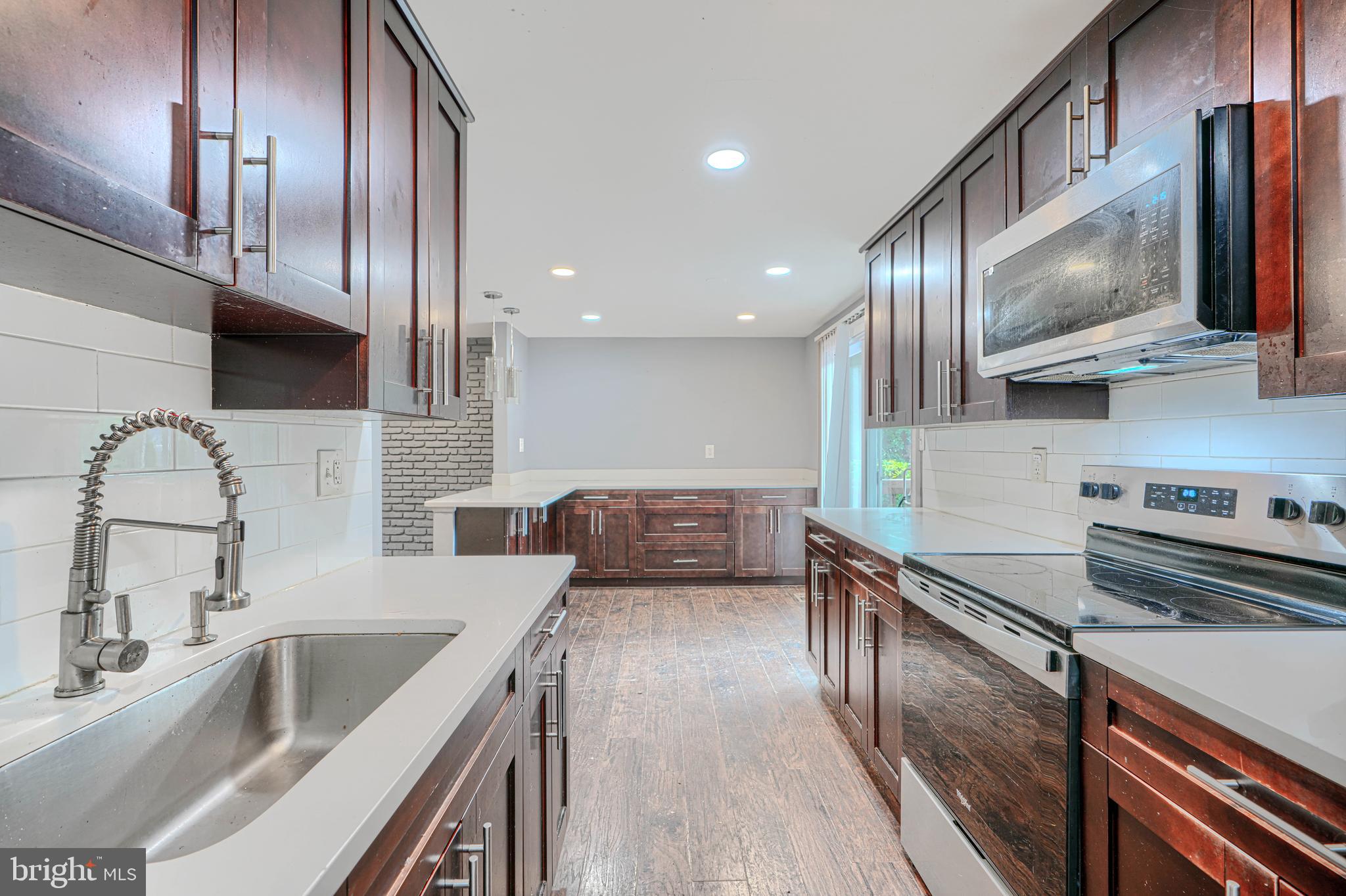 HALLFIELD MANOR - Residential