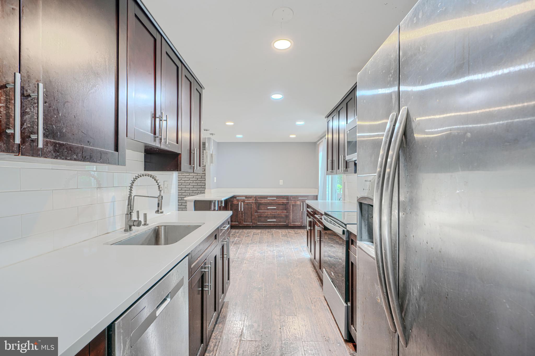 HALLFIELD MANOR - Residential