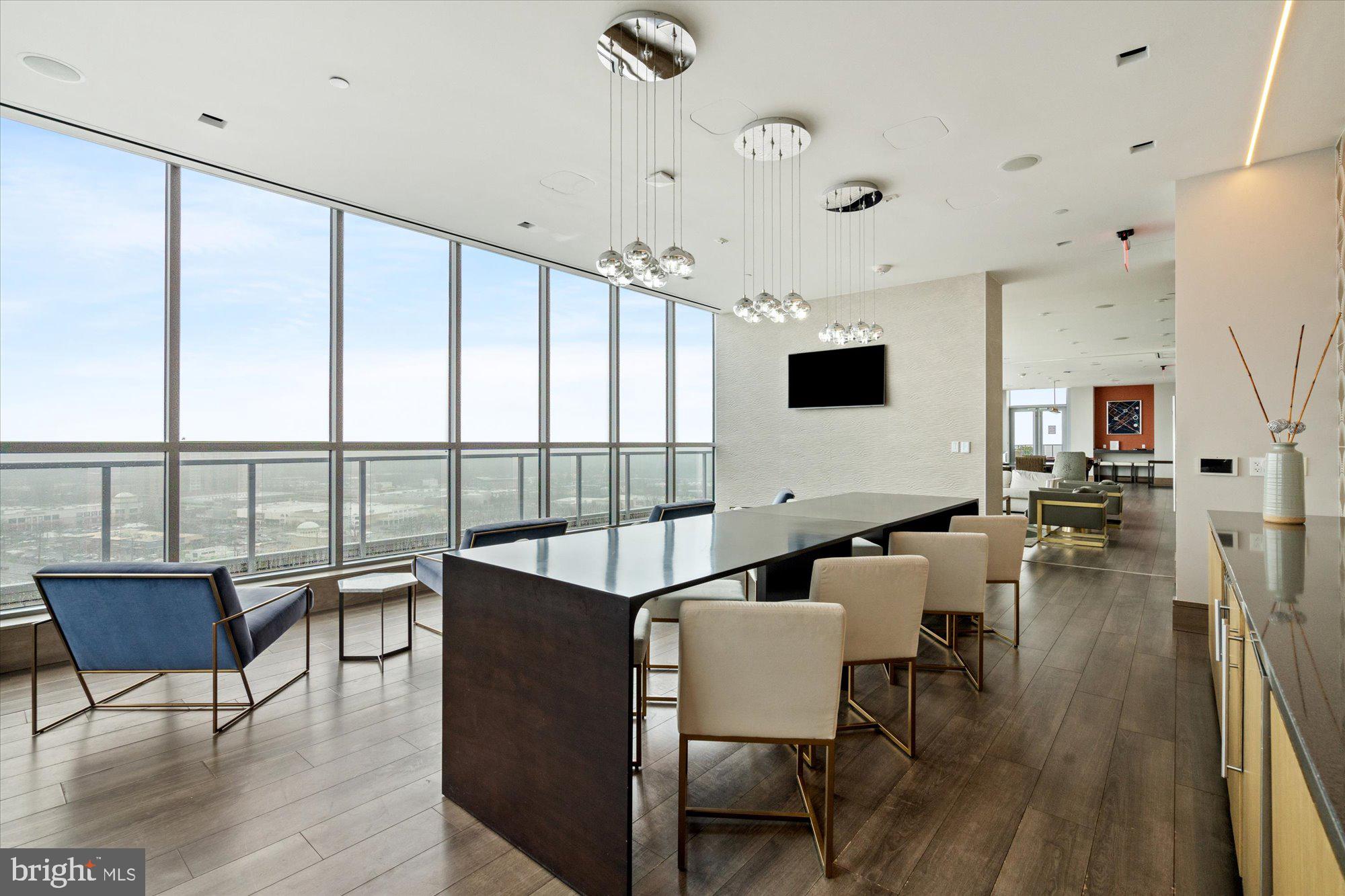 PIKE AND ROSE - Residential