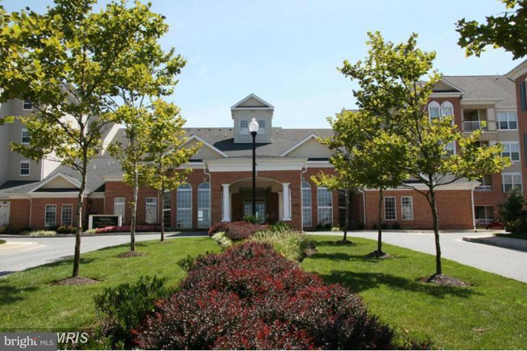 Spacious one bedroom with great views of the community swimming pool.  Parking space at the same level.  Open plan with fireplace in the living room.  Good size dinning room and kitchen.  Large bedroom and a large bathroom with double sinks, shower and a large tub.  Community amenities include outdoor pool, movie theater, cafe, library, conference room, large fitness center, tennis and concierge.