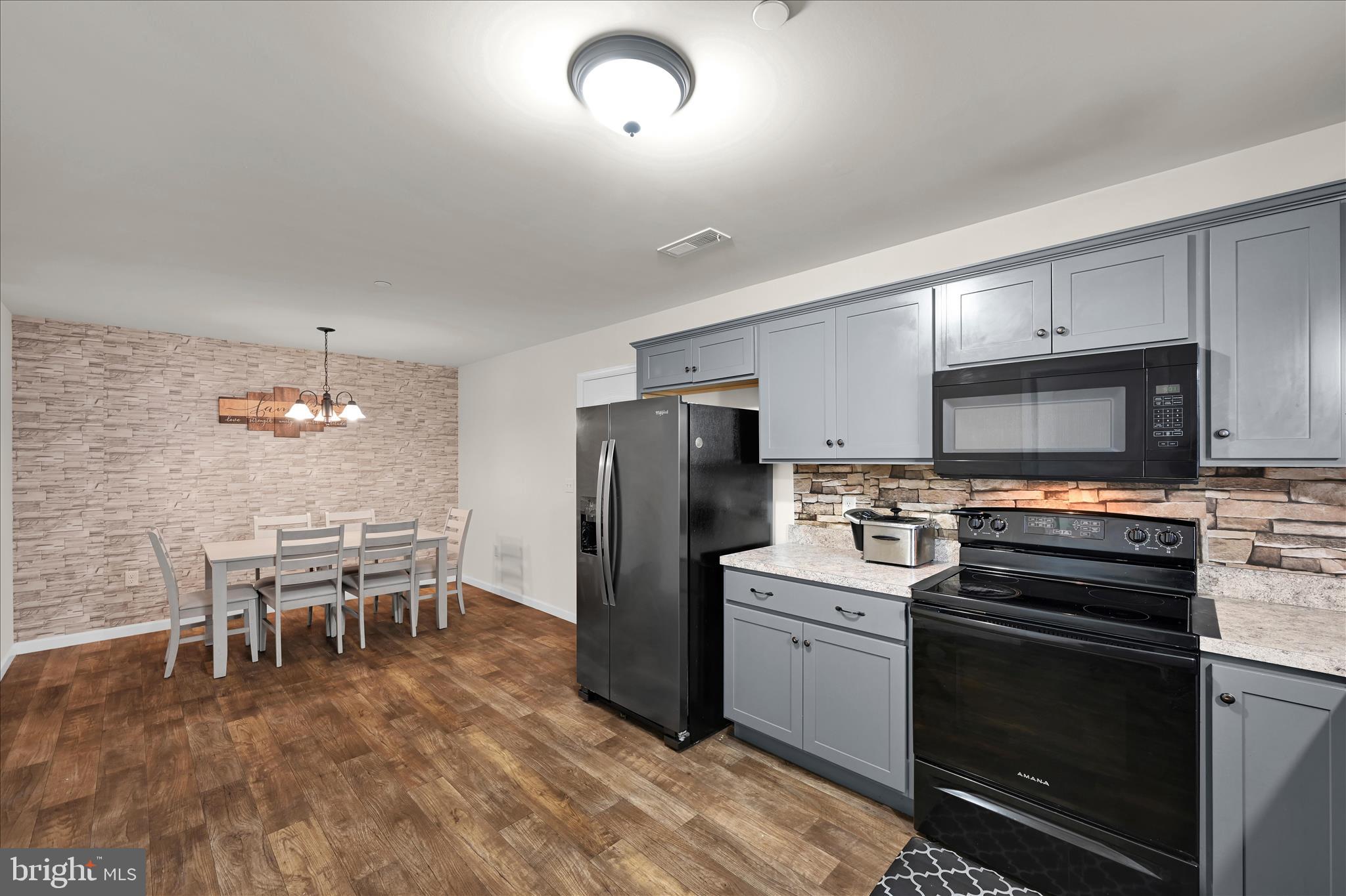 TRAIL SIDE - Residential