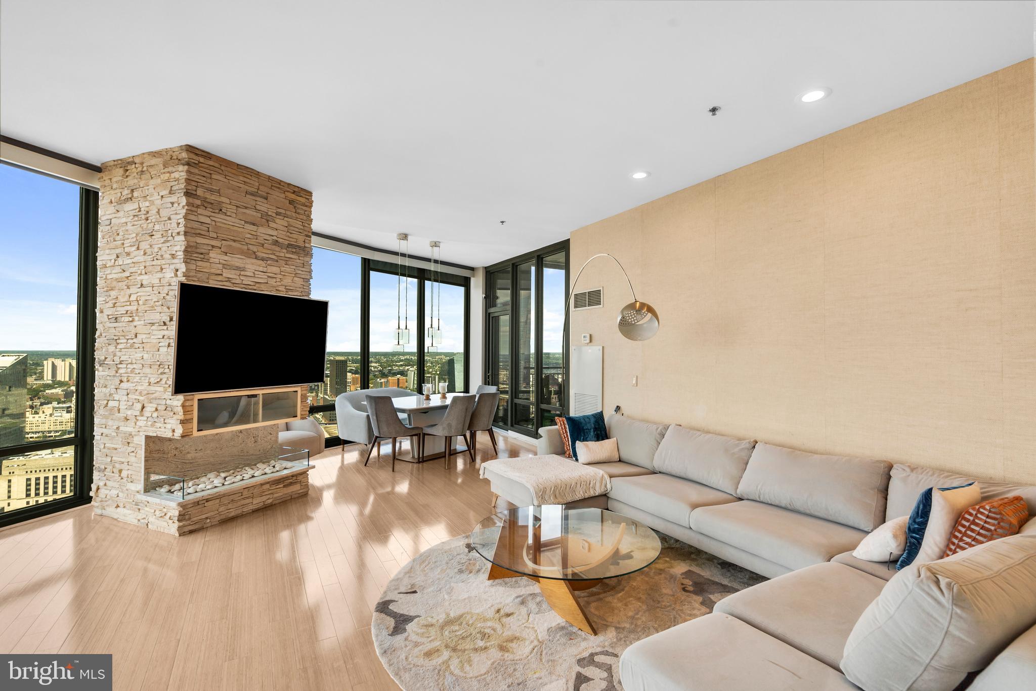 LOGAN SQUARE - Residential