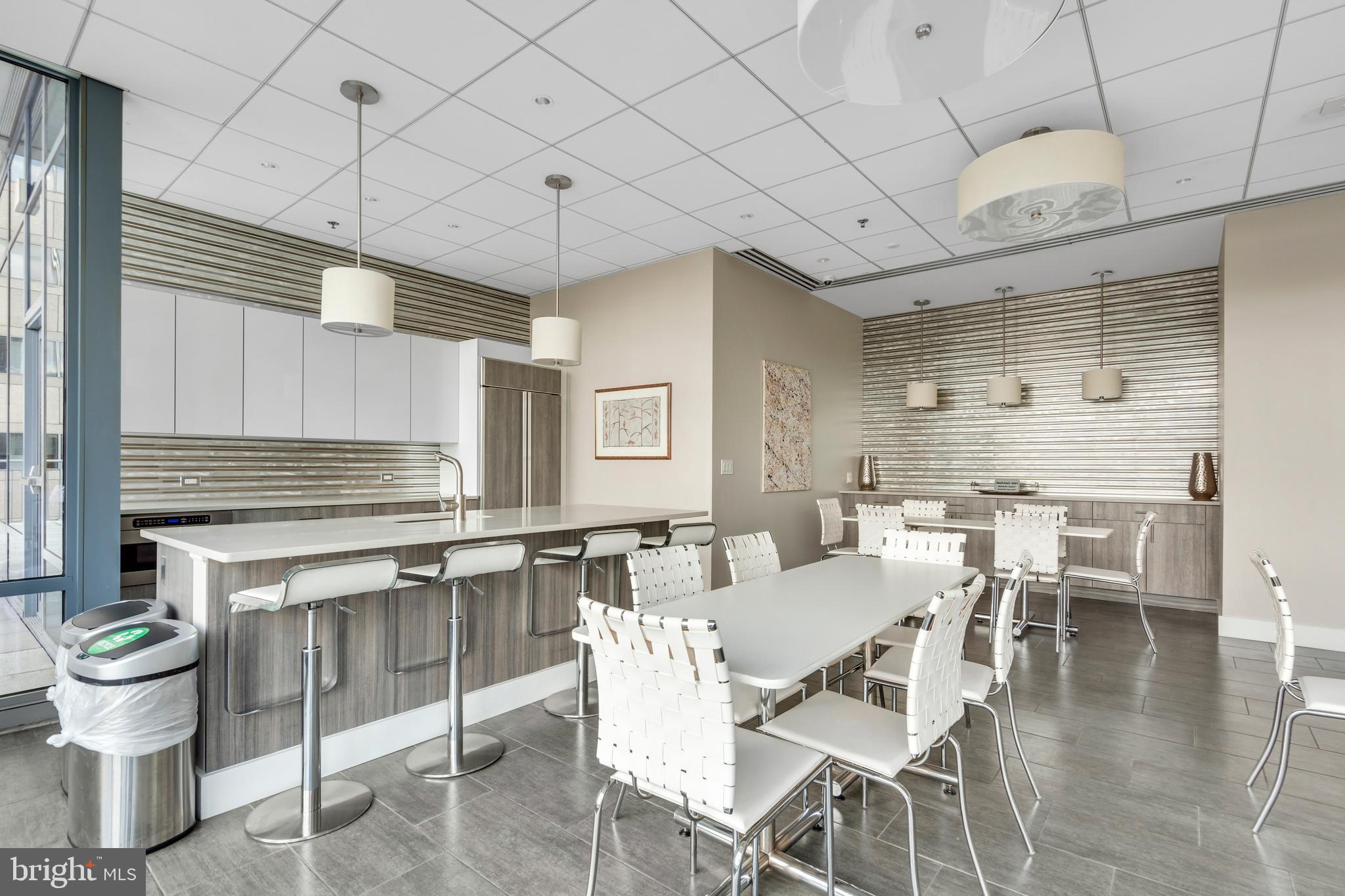 LOGAN SQUARE - Residential
