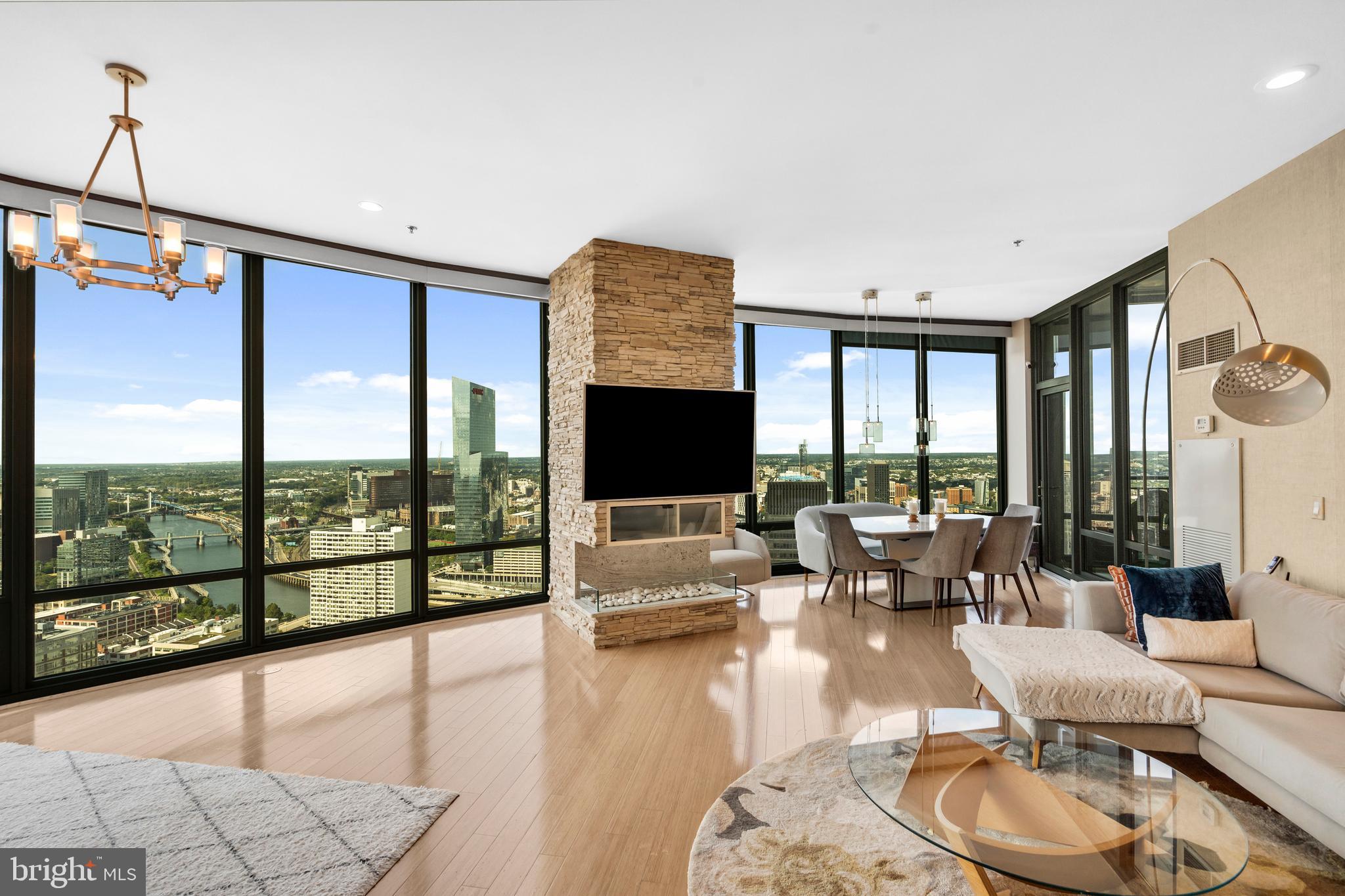 LOGAN SQUARE - Residential