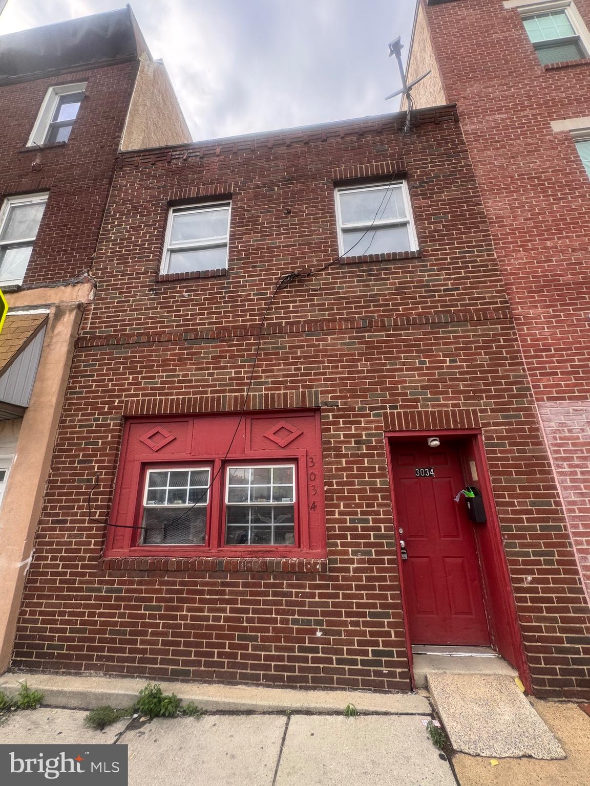 Perfect opportunity to own an affordable turnkey duplex! This fully vacant property is move-in ready, making it ideal for both investors and owner-occupants. With an estimated 13% cap rate based on projected rental income, this property offers exceptional income potential. Live in one unit and rent the other, or lease both units for strong cash flow. Opportunities like this don't come around often—schedule your showing today!