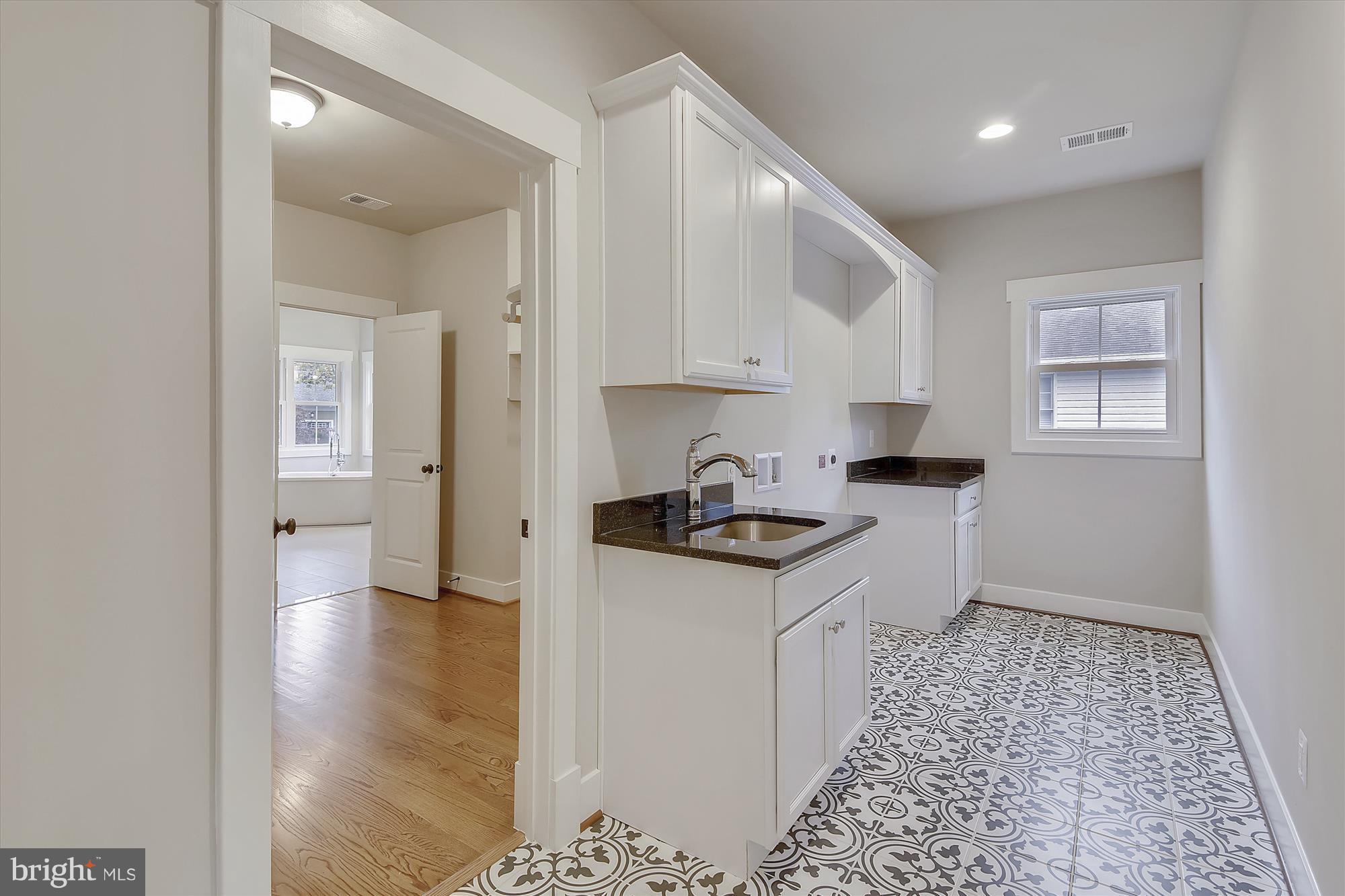 WESTHAMPTON - Residential