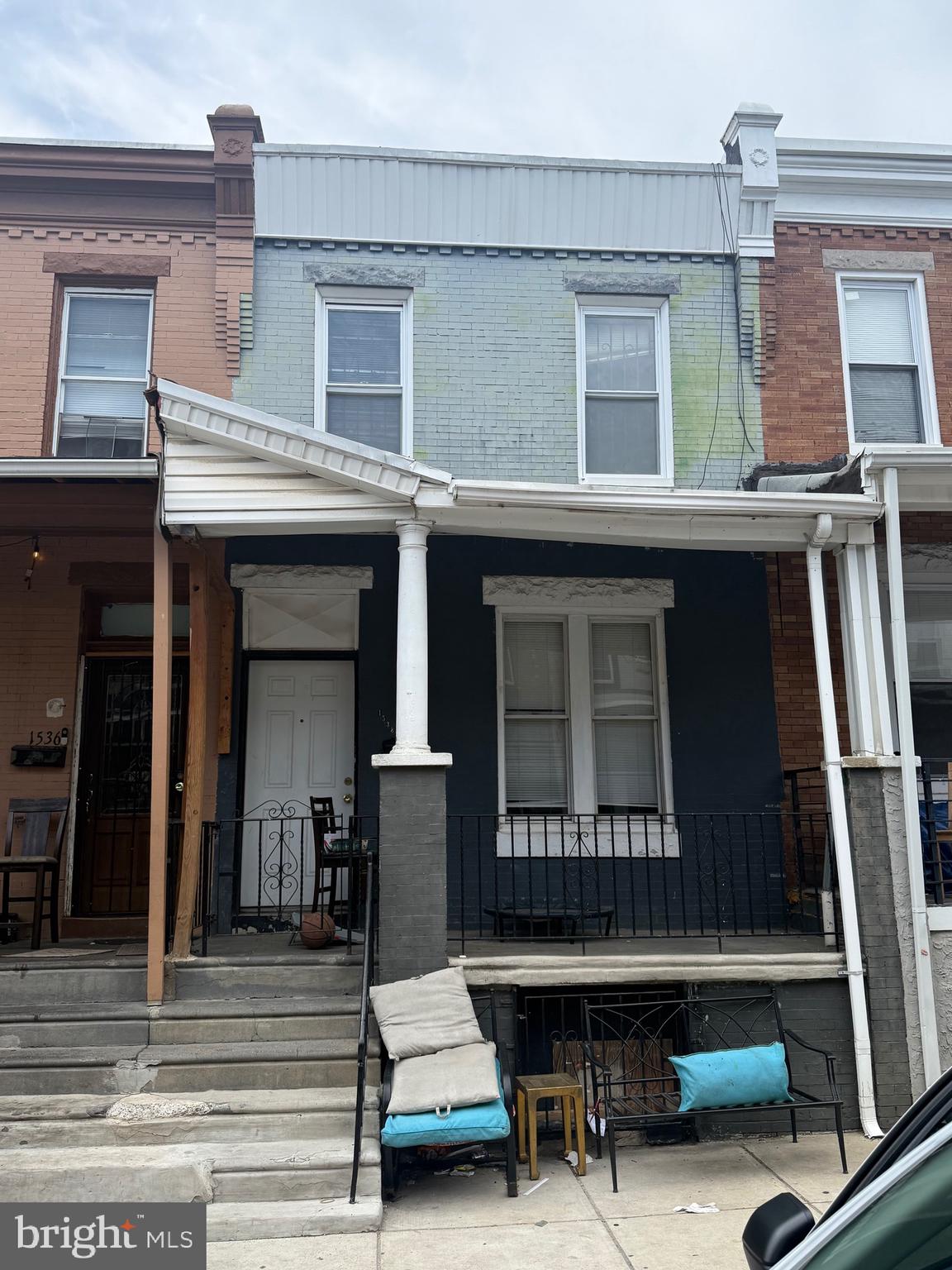 Fantastic investment opportunity! 3 /1.5 bath row. Perfect renovation project, or starter home. Easy to see, Let’s make a deal!